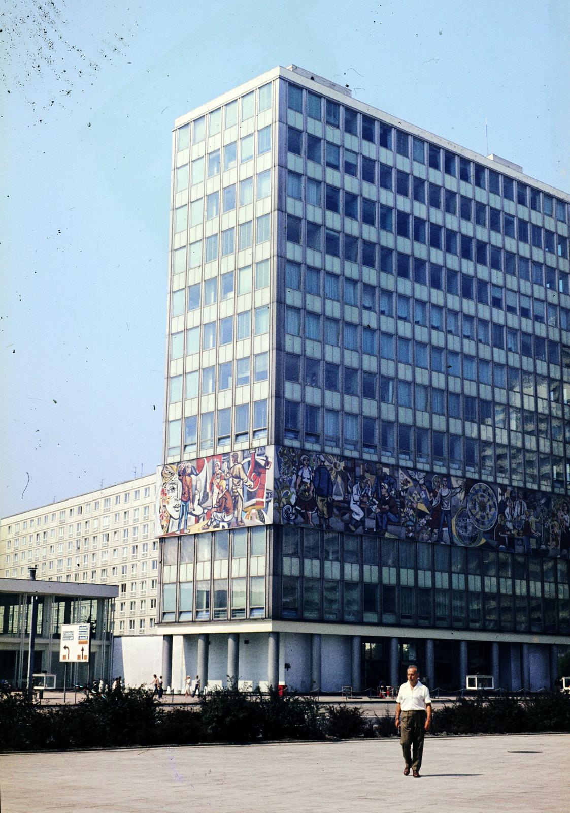Germany, Berlin, Kelet-Berlin, Alexanderplatz, szemben a Haus des Lehrers., 1979, Donát Bálint, East-Berlin, GDR, Fortepan #295280