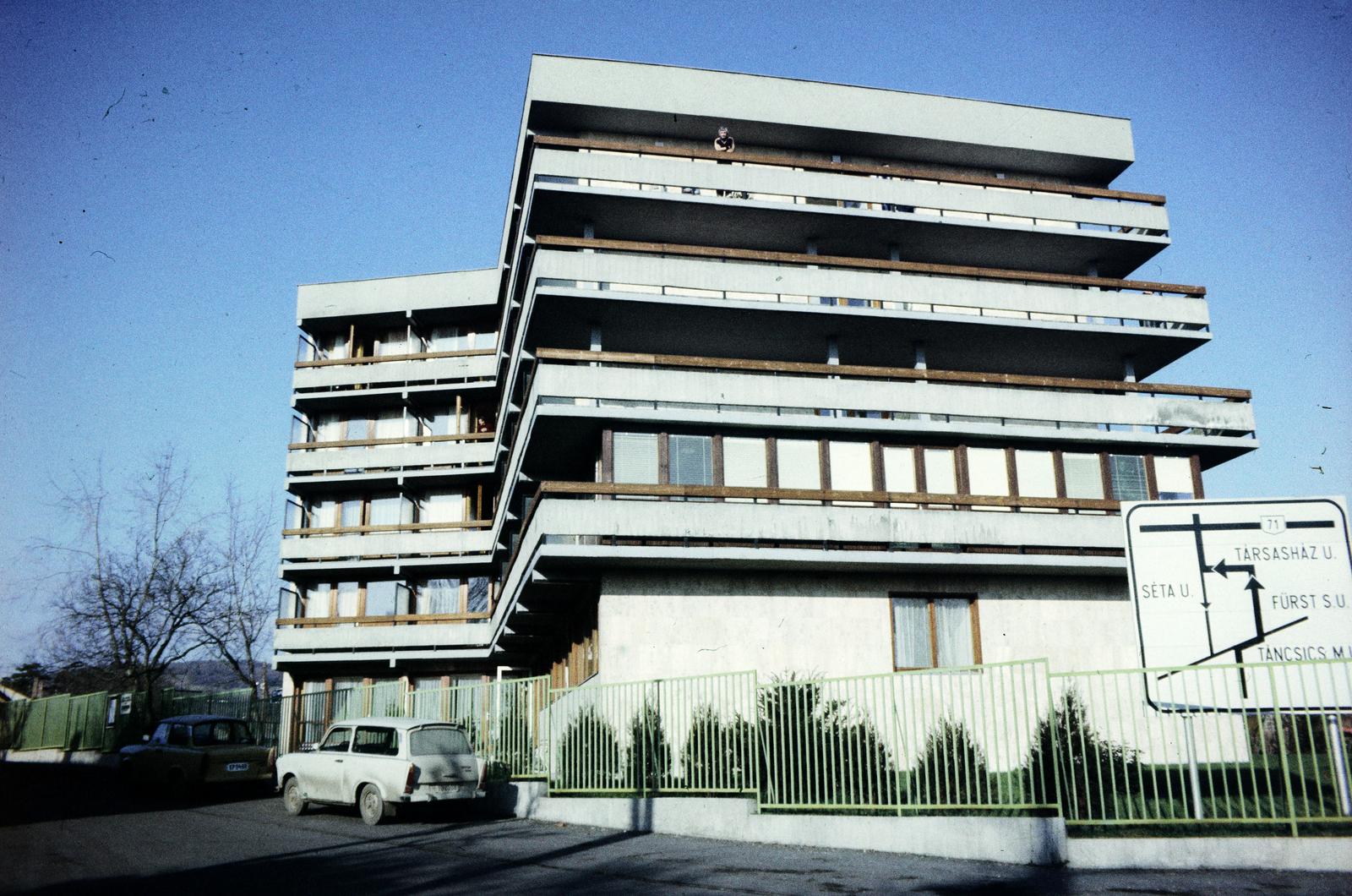 Magyarország, Balatonfüred, Szabadság utca, A MÁV Szívszanatórium épülete a Mikes Kelemen utca sarkán áll., 1980, Donát Bálint, Fortepan #295281