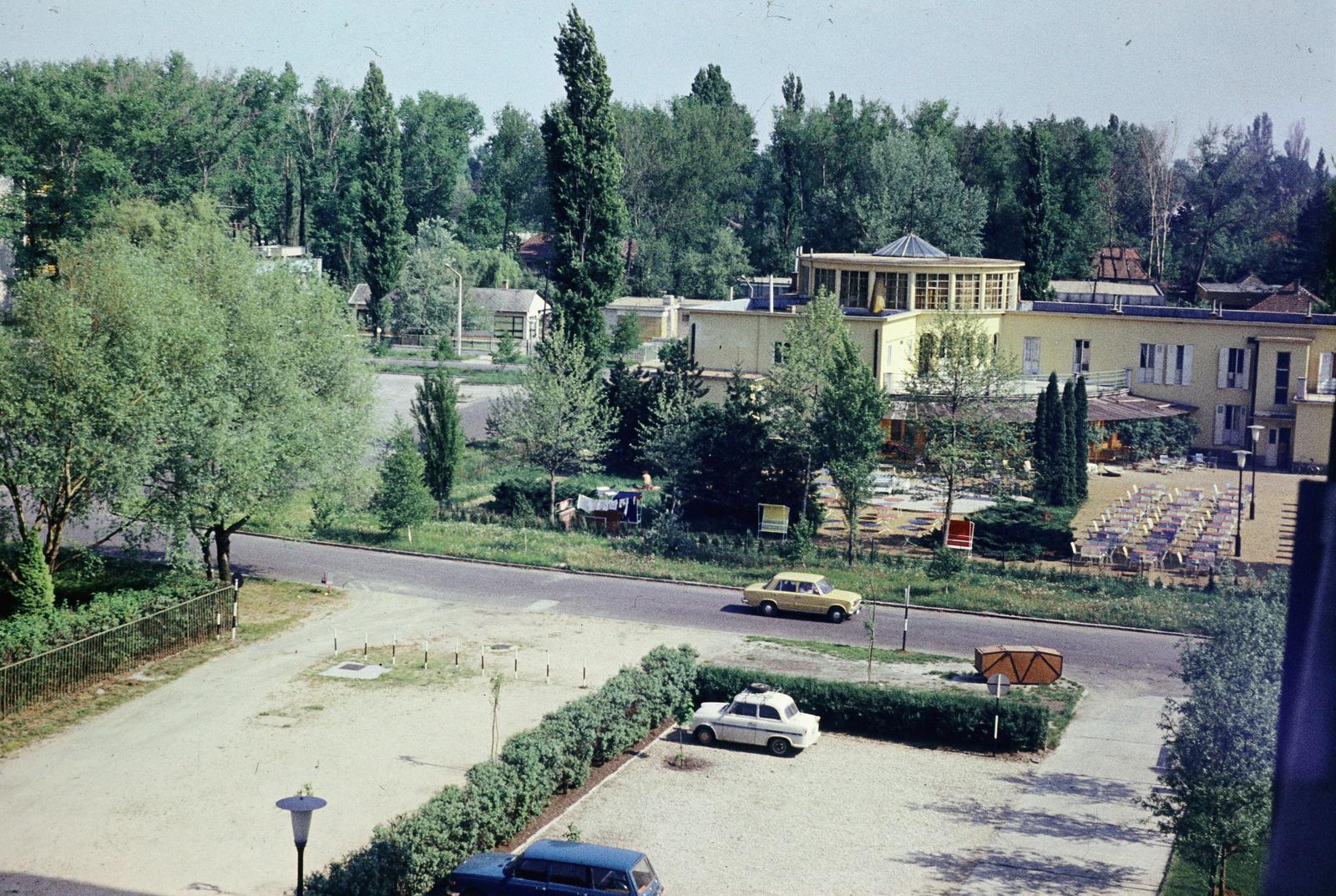 Magyarország,Balaton, Siófok,Balatonszéplak, szemben a Liszt Ferenc sétány - Wécsey Károly utca sarkon álló SZOT üdülő (eredetileg a Weisz Albin építtette Magyar Fogaskerék, autó-, traktoralkatrész és gépgyár Kft. üdülőtelepe)., 1974, Donát Bálint, Fortepan #295283