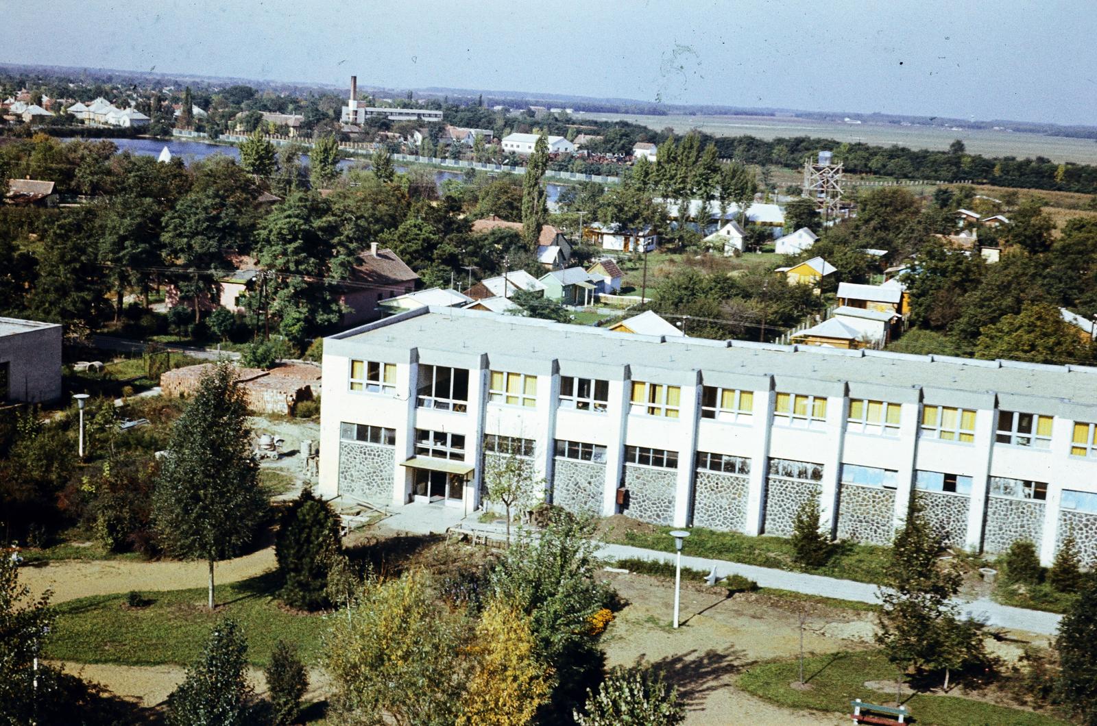 Magyarország, Hajdúszoboszló, kilátás a SZOT Béke Gyógyüdülőből a csónakázótó és repülőtér felé., 1979, Donát Bálint, Fortepan #295285