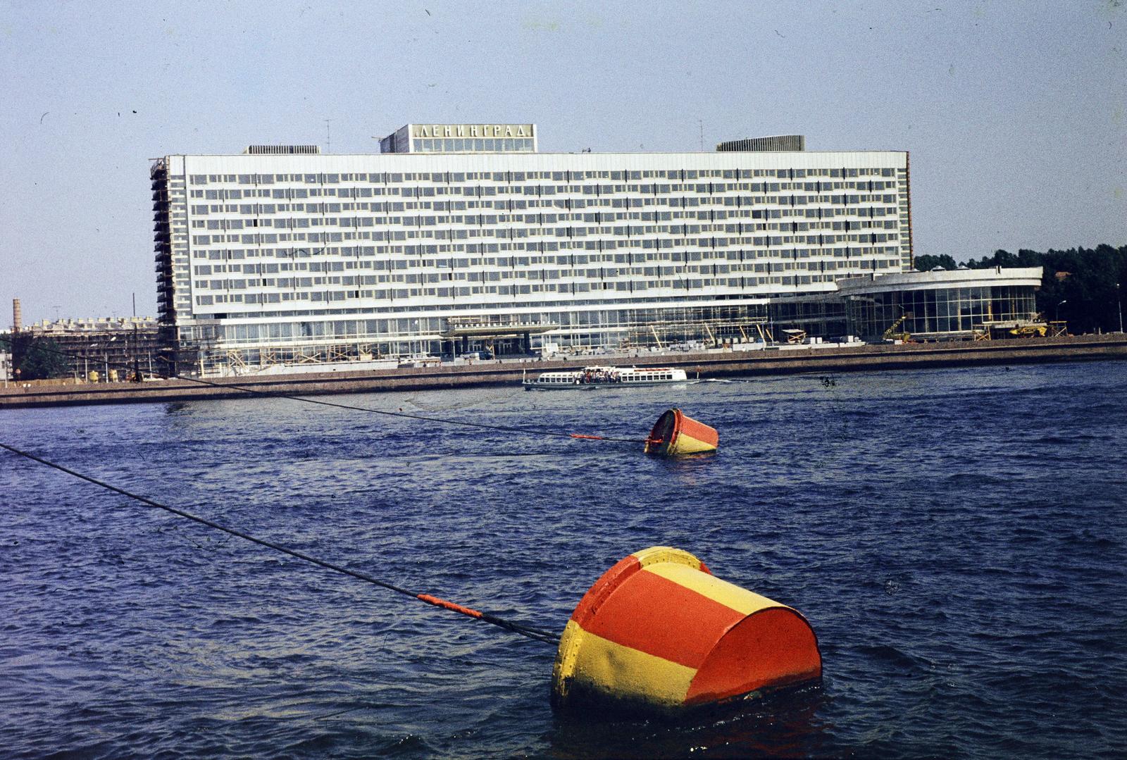 Russia, Saint Petersburg, (Leningrád), Pirogovszkaja naberezsnaja 5/2., Hotel Leningrád. A felvétel a Petrograszkaja naberezsnaja-ról készült, előtérben a Néva folyón kikötött Auróra cirkáló bólyái., 1972, Donát Bálint, colorful, Soviet Union, Fortepan #295292