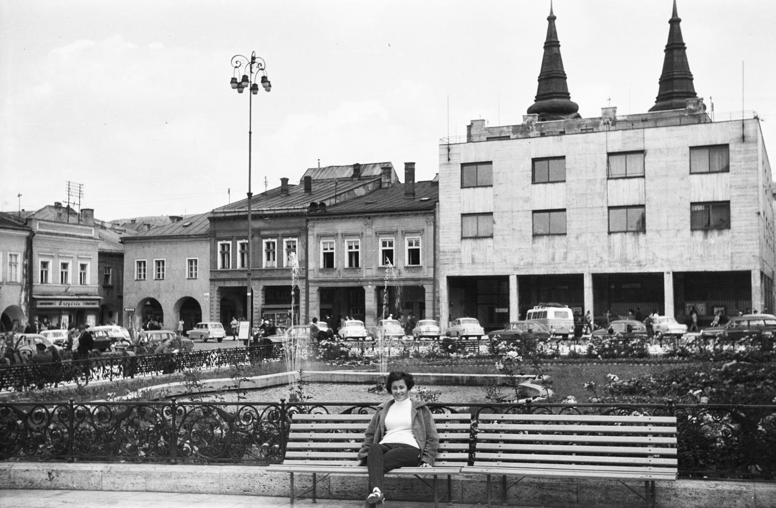 Szlovákia, Zsolna, Mariánske námestie, háttérben balra a Szentháromság-templom tornya, jobbra a Burian-harangtorony látszik., 1968, Németh András dr., Fortepan #295306