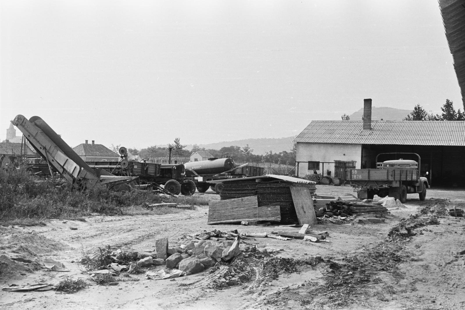 Magyarország, Káptalantóti, iparterület a Rózsadomb utca végén, háttérben a vulkáni eredetű Csobánc, 1972, Németh András dr., Fortepan #295314