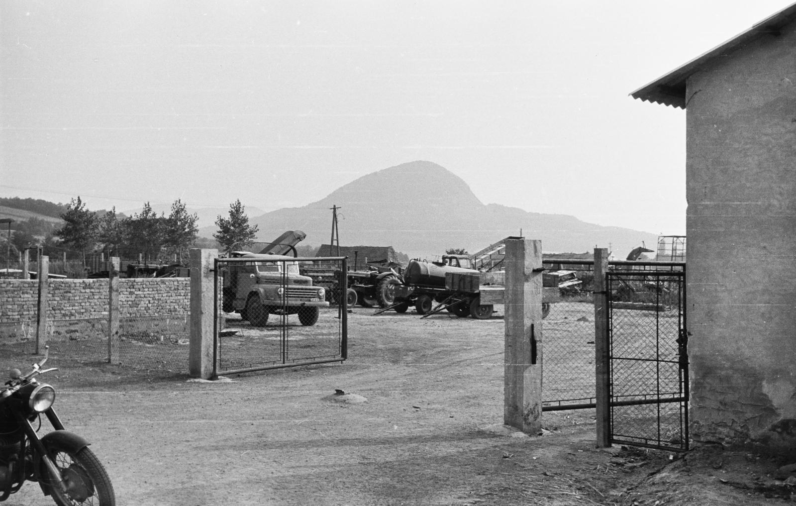 Magyarország, Káptalantóti, iparterület a Rózsadomb utca végén, háttérben a Gulács, 1972, Németh András dr., Fortepan #295316