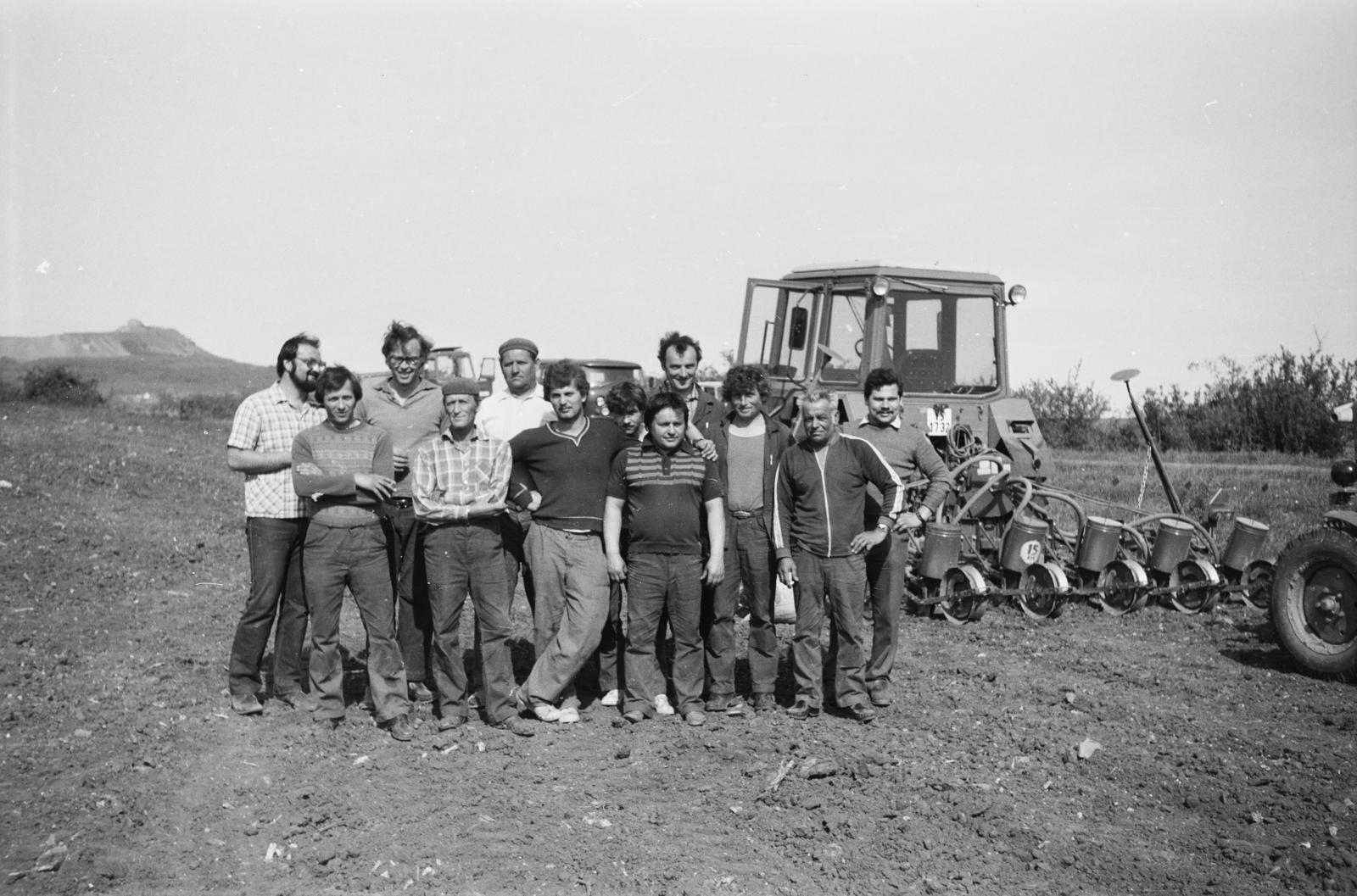 Magyarország, Tapolca, a felvétel a Zalahaláp-Hegyesd országút közelében, kukorica vetésekor készült. Háttérben a Haláp., 1968, Németh András dr., Fortepan #295318