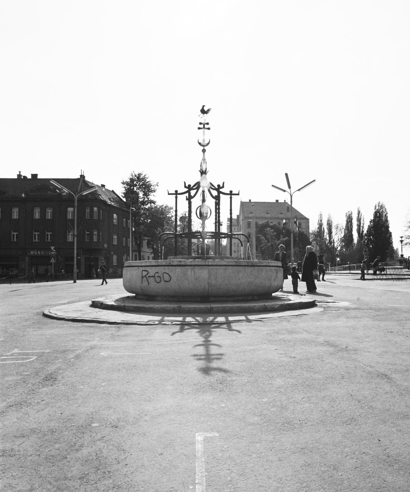 Magyarország, Győr, Dunakapu tér, Vaskakas kút (Hodina Adolf Mihály, 1940.)., 1985, Fortepan/Album092, Fortepan #295340