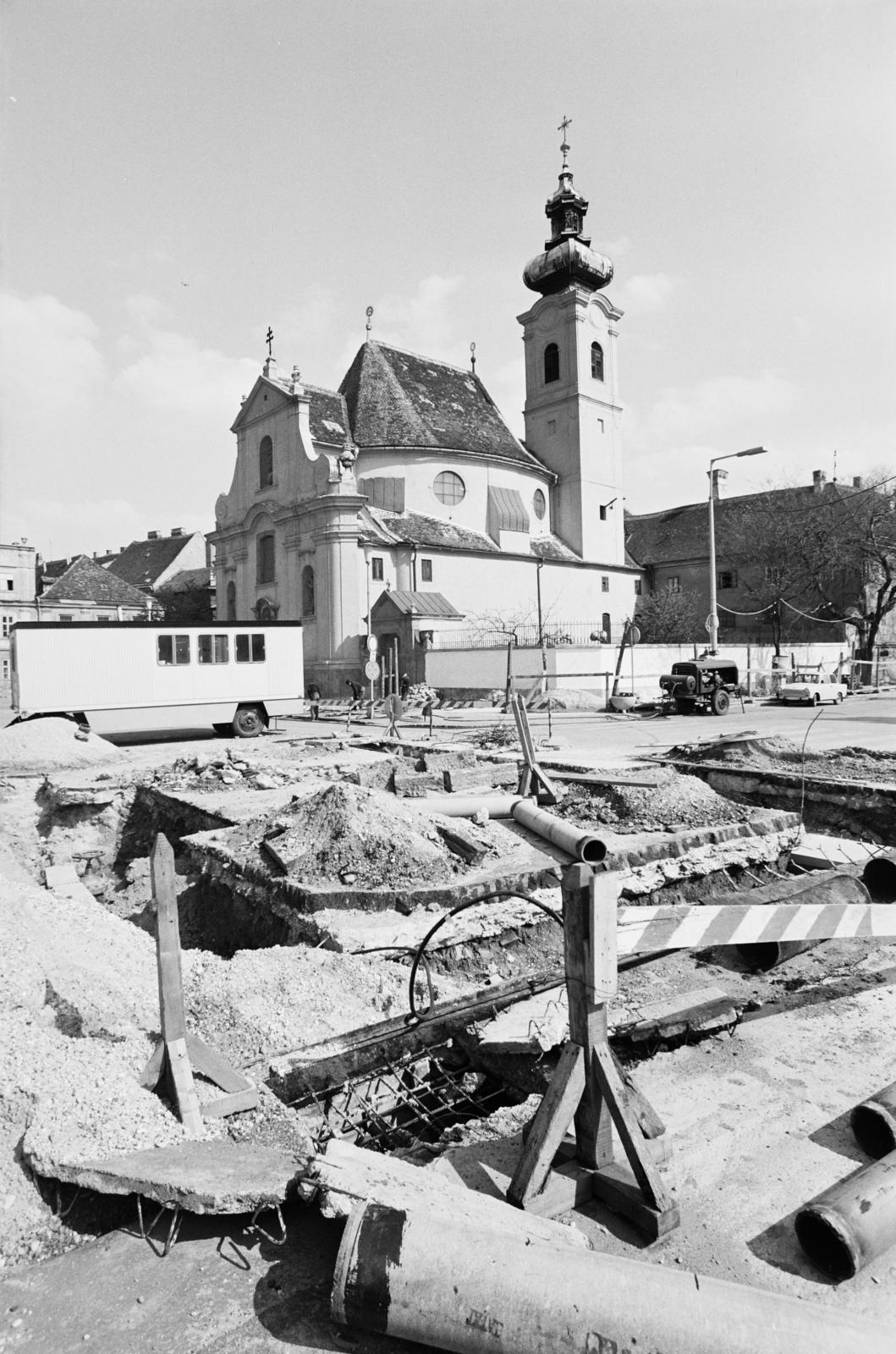 Hungary, Győr, Bécsi kapu (Köztársaság) tér, a Karmelita-templom a Rába folyó feletti Kettős híd felől nézve., 1985, Fortepan/Album092, Fortepan #295342