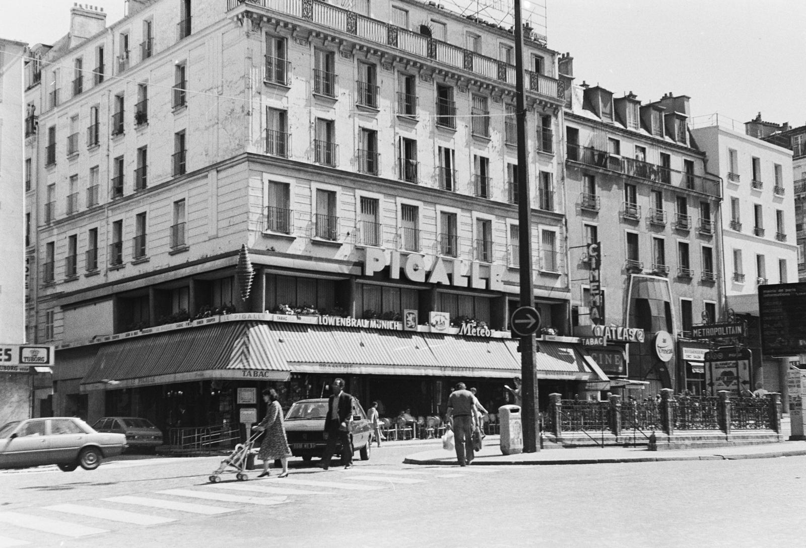 Franciaország, Párizs, Place Pigalle, a Rue André Antoine és a Rue Houdon közötti épülettömbben balra a Pigalle étterem., 1980, Fortepan/Album092, Fortepan #295344