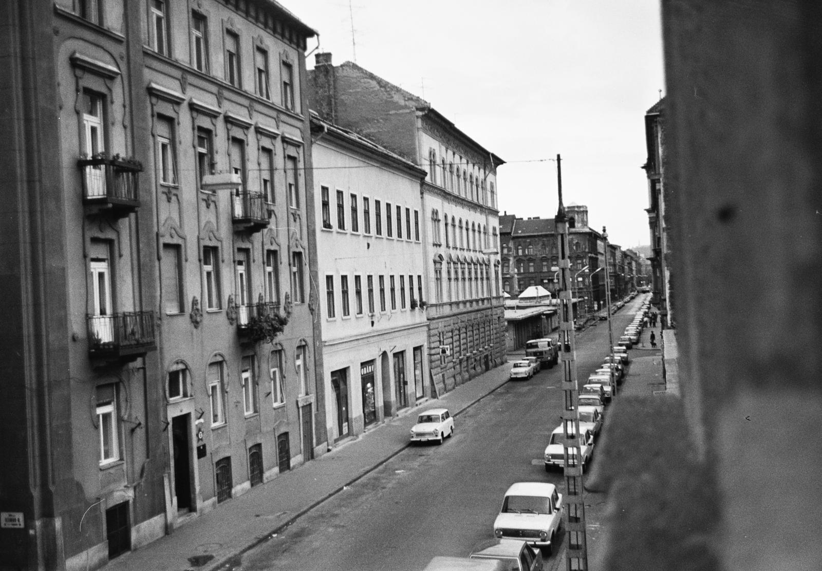 Magyarország, Budapest VII., Sajó utca, balra az 5. számú ház a Szinva utca sarkán, középen, távolabb a Garay téri piac., 1980, Fortepan/Album092, Budapest, Fortepan #295348