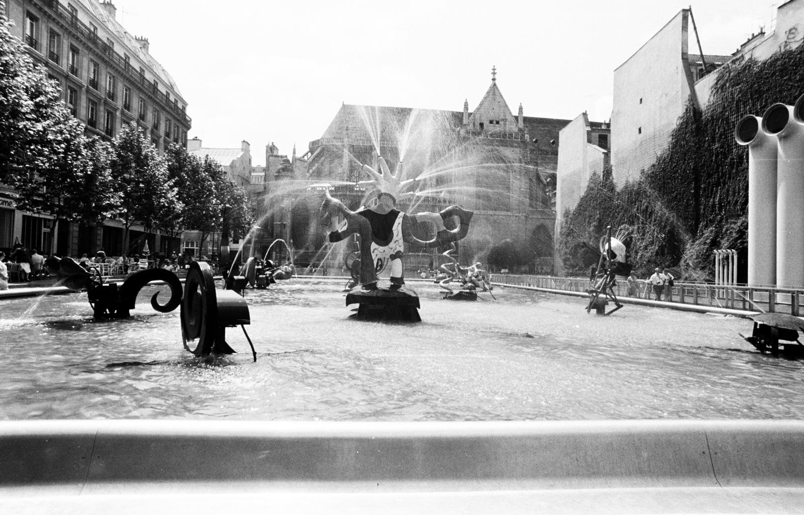 Franciaország, Párizs, Place Igor Stravinsky, Sztravinszkij-kút / La Fontaine Stravinsky. Balra a Rue Brisemiche melletti épületsor, szemben a háttérben az Église Saint-Merry látható. A felvétel a Pompidou központ közelében készült., 1983, Fortepan/Album092, Fortepan #295365