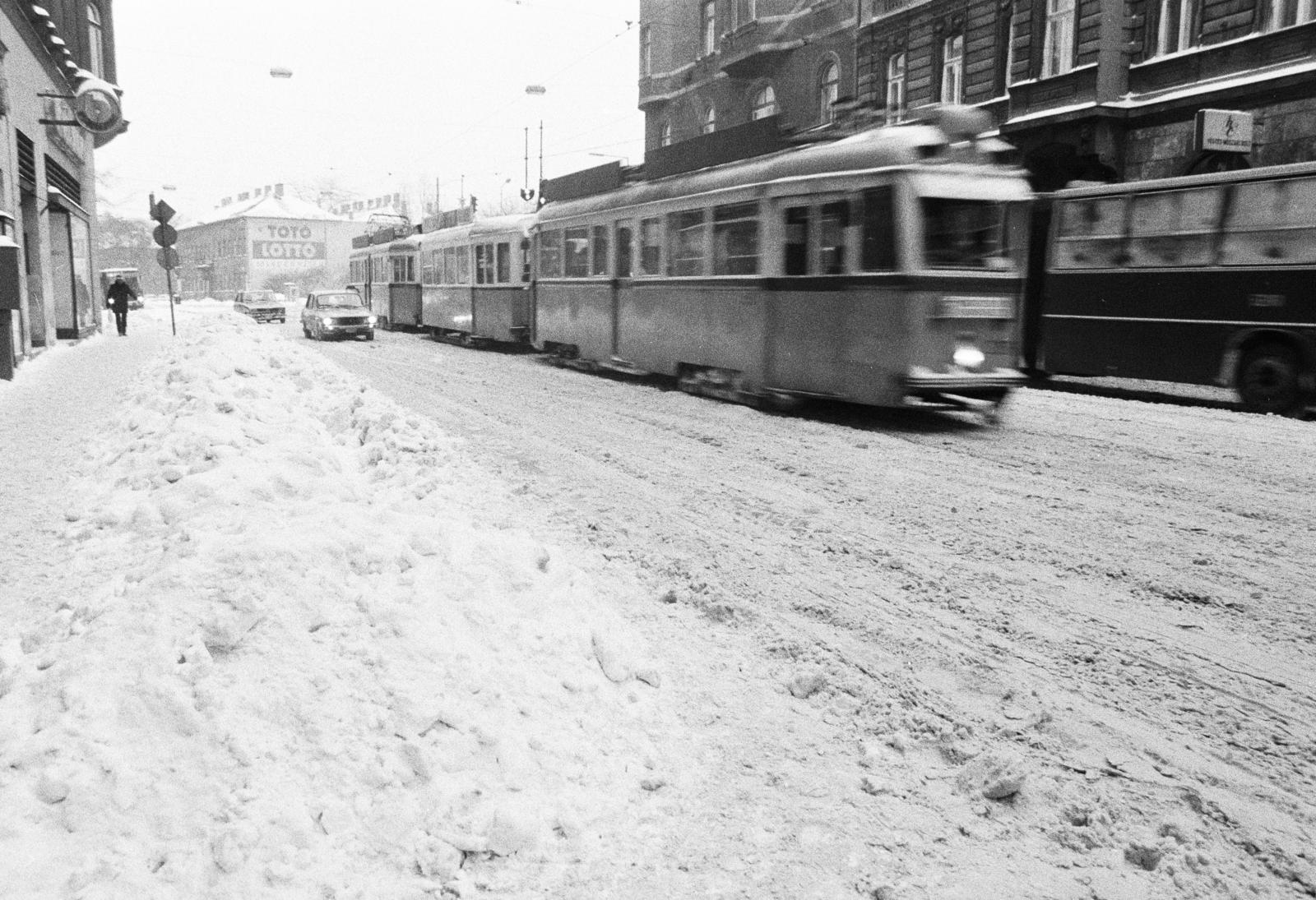 Magyarország, Budapest VII.,Budapest XIV., Thököly út, háttérben a Dózsa György út kereszteződése., 1987, Fortepan/Album092, Budapest, villamos, Fortepan #295366