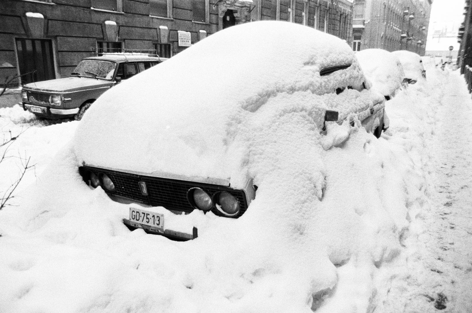 Hungary, Budapest VII., Szinva utca, háttérben balra a 4. számú ház az Alpár utca sarkán, távolabb jobbra a Sajó utca., 1987, Fortepan/Album092, Budapest, snow, number plate, Fortepan #295369