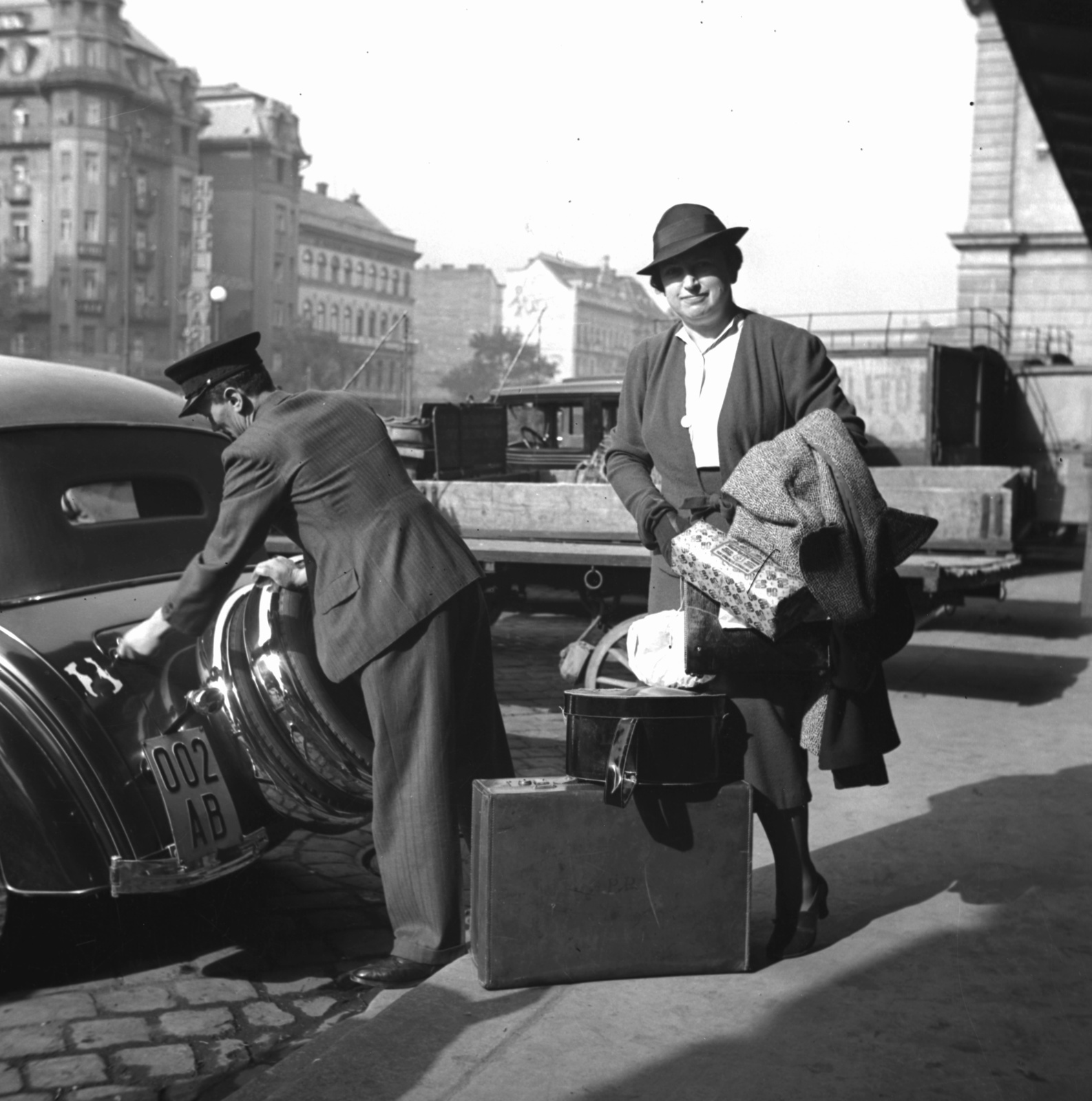 Hungary, Budapest VIII., Kerepesi út, a Keleti pályaudvar érkezési oldala, háttérben a Park hotel., 1937, Kölcsey Ferenc Dunakeszi Városi Könyvtár / Petanovits fényképek, street view, taxicab, chauffeur, suitcase, travelling, automobile, number plate, spare wheel, Budapest, hat boxes, Fortepan #29537