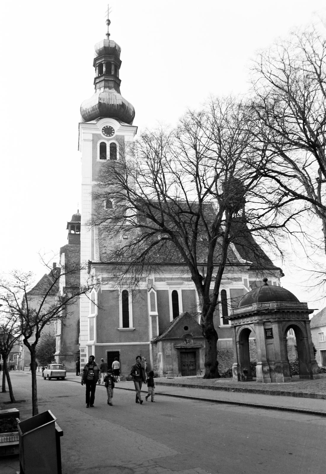 Hungary, Kőszeg, Jurisics tér a Hősök kapuja felől nézve, szemben a Szent Imre-templom., 1985, Fortepan/Album092, Fortepan #295375