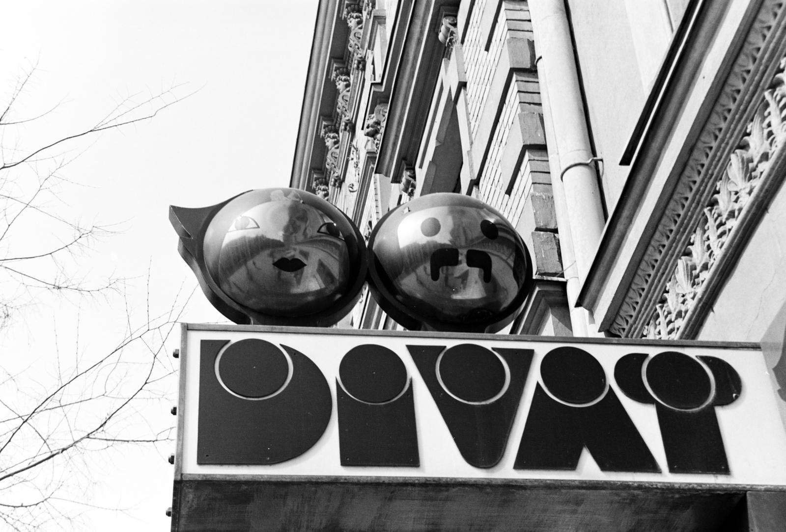 Hungary, Szombathely, Fő (Köztársaság) tér, a 22-24. számú épületen elhelyezett reklám., 1985, Fortepan/Album092, Fortepan #295377