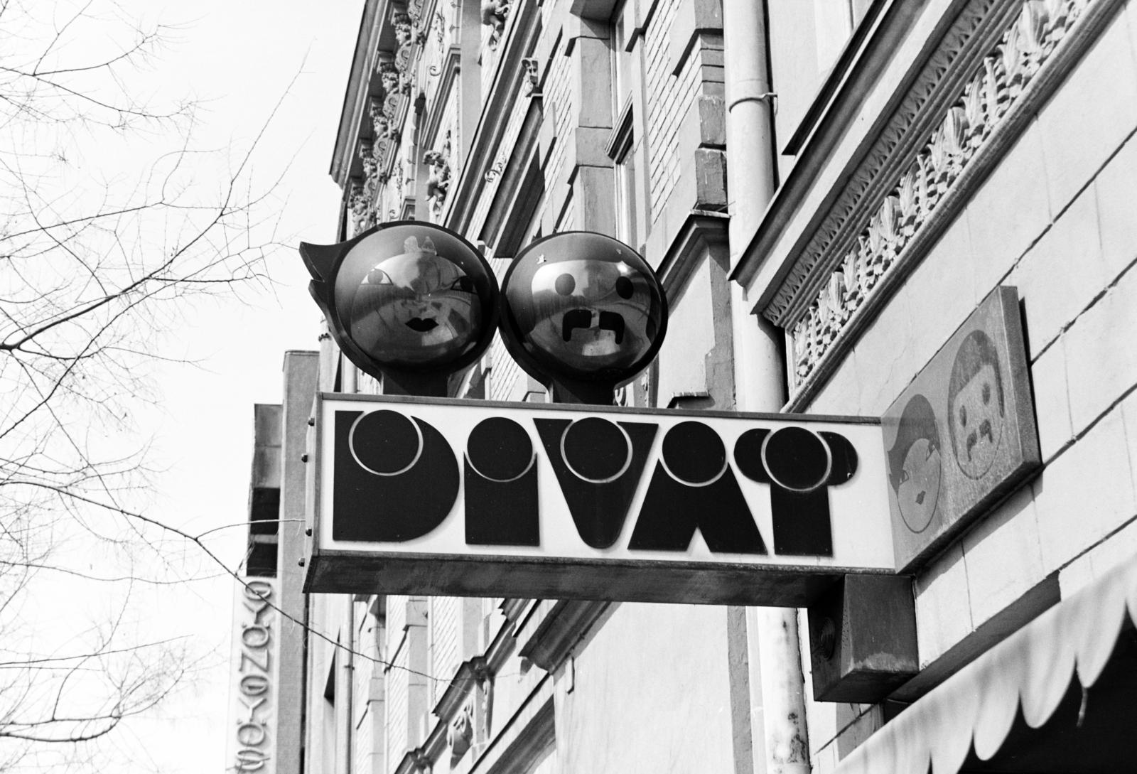 Magyarország, Szombathely, Fő (Köztársaság) tér, a 22-24. számú épületen elhelyezett reklám., 1985, Fortepan/Album092, Fortepan #295378