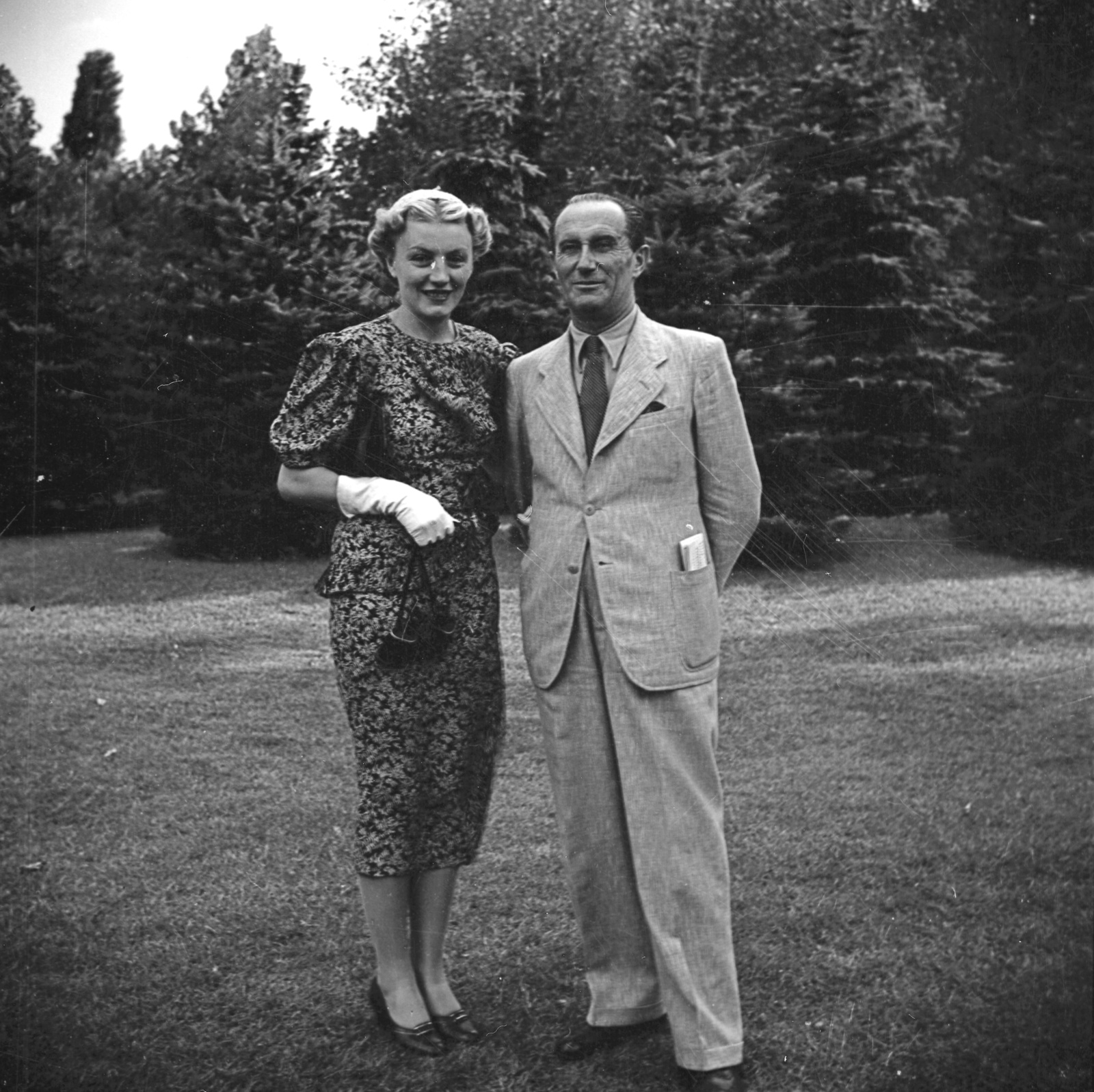 1937, Kölcsey Ferenc Dunakeszi Városi Könyvtár / Petanovits fényképek, gloves, telescope, man, handbag, double portrait, lady, summer dresses, hands behind the back, Fortepan #29538