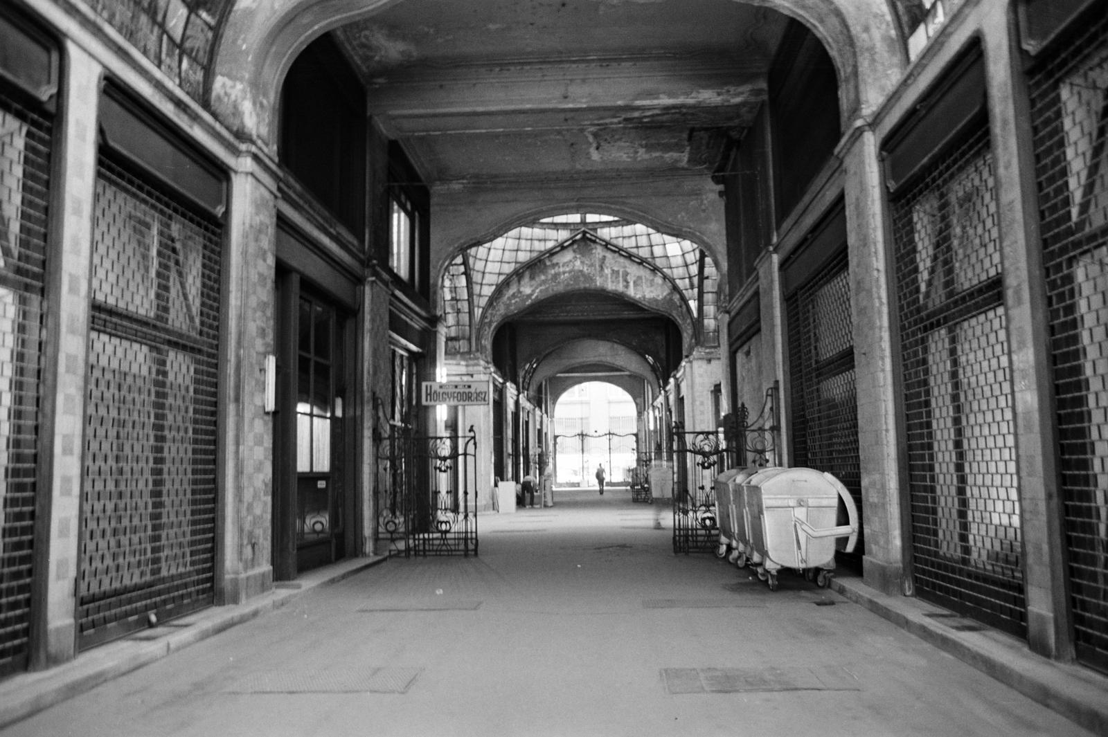 Magyarország, Budapest V., Széchenyi István (Roosevelt) tér, Gresham-palota, passzázs., 1986, Fortepan/Album092, Budapest, ablakrács, szemetes, konténer, átjáró, Fortepan #295383