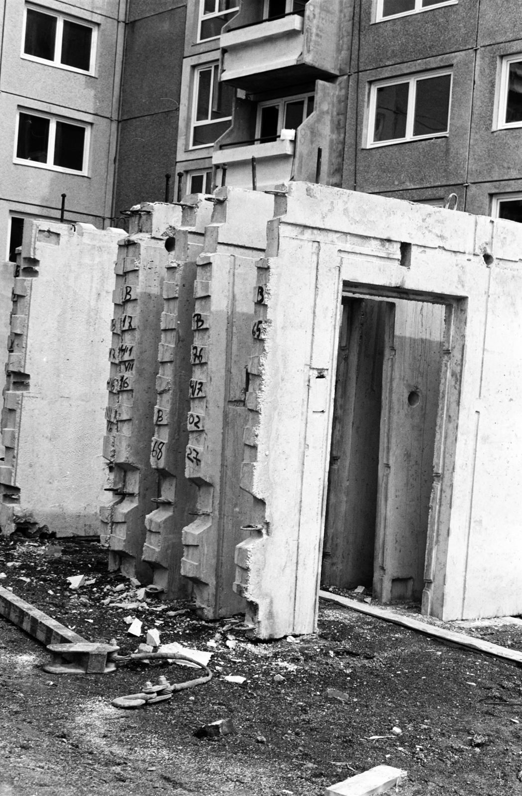 Hungary, Győr, Marcalváros (Kun Béla lakótelep), Illyés Gyula (Dömötör Ferenc) utca, a 3., 4., 5. számú ház építkezése., 1983, Fortepan/Album092, Fortepan #295387