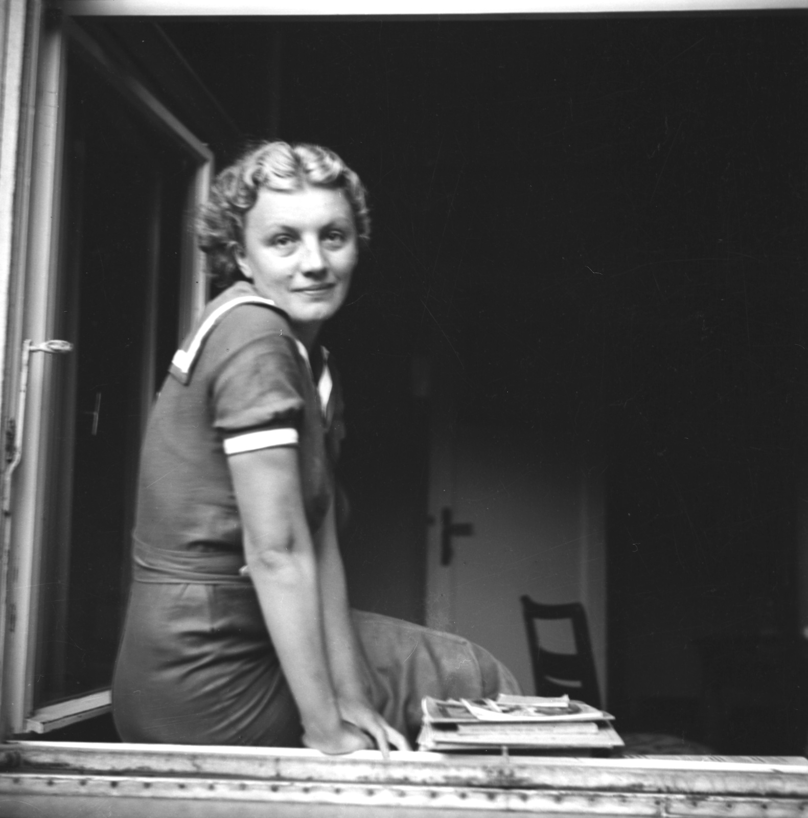 1937, Kölcsey Ferenc Dunakeszi Városi Könyvtár / Petanovits fényképek, portrait, window, sailor blouse, lady, summer dresses, sitting on a windowsill, looking back, Fortepan #29539