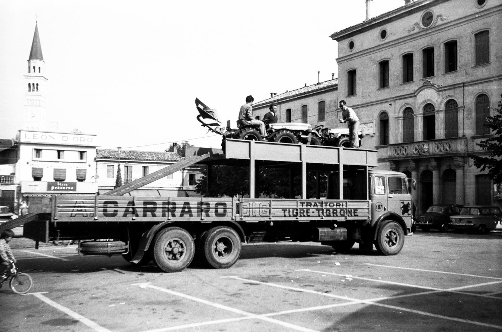 Olaszország, Pieve di Soligo, Piazza Vittorio Emanuele II', balra a háttérben a Duomo di Santa Maria harangtornya látszik, jobbra a Városháza., 1964, Gyertyán Balázs, Fortepan #295414
