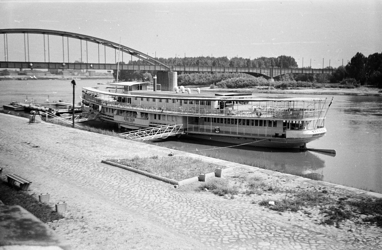 Hungary, Szeged, Tisza-part és a Belvárosi híd. Középen a Szőke Tisza I. állóhajó., 1962, Gyertyán Balázs, Fortepan #295423