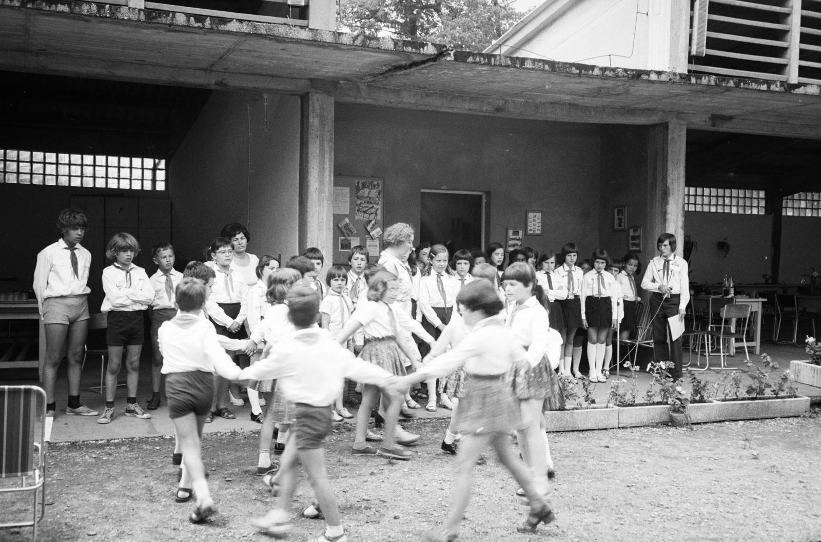 1967, Hegedűs Tibor, játék, ünnepség, iskolaudvar, Fortepan #295430