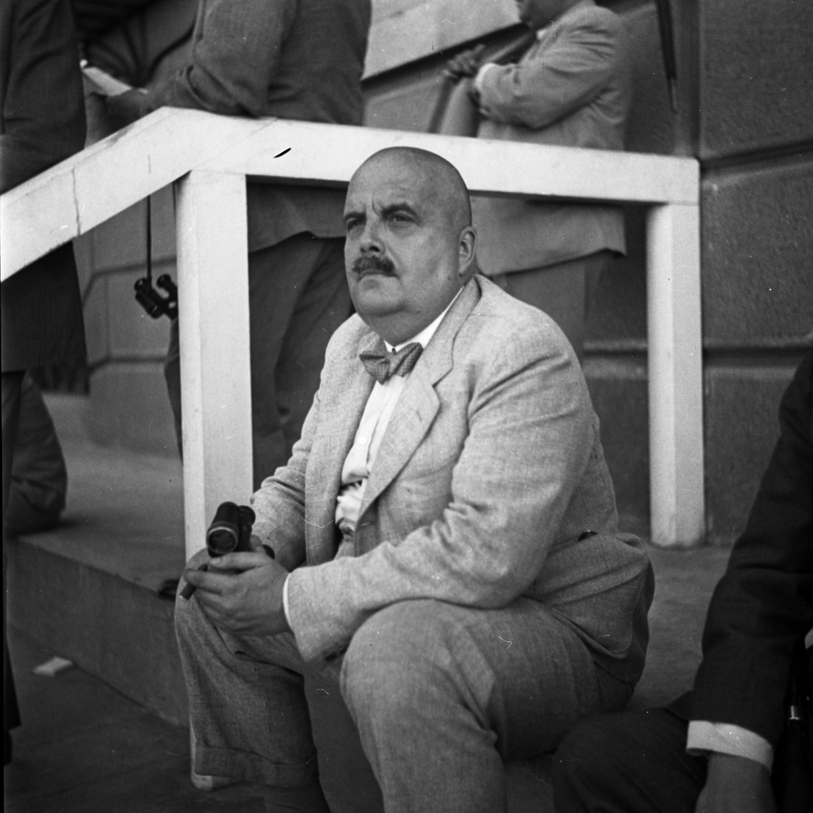 Hungary, Budapest X., Albertirsai út, Lóversenypálya., 1937, Kölcsey Ferenc Dunakeszi Városi Könyvtár / Petanovits fényképek, cigar, telescope, horse race, bow tie, worry, Budapest, Fortepan #29545