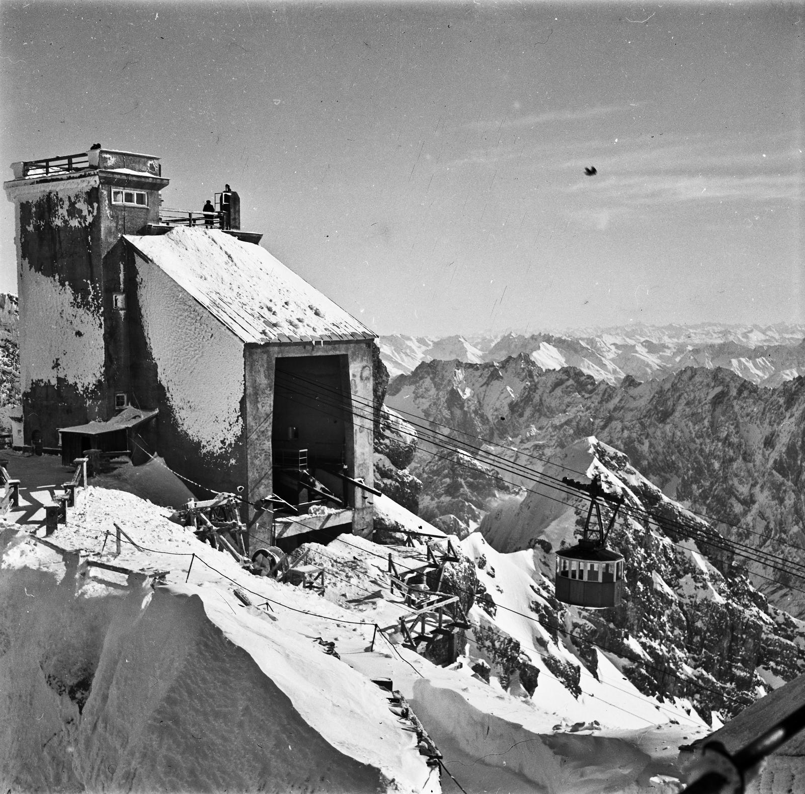 Germany, Zugspitze, az Eibsee-Seilbahn (kabinos drótkötélpálya) felső állomása., 1954, Hózer Benjamin, Fortepan #295481