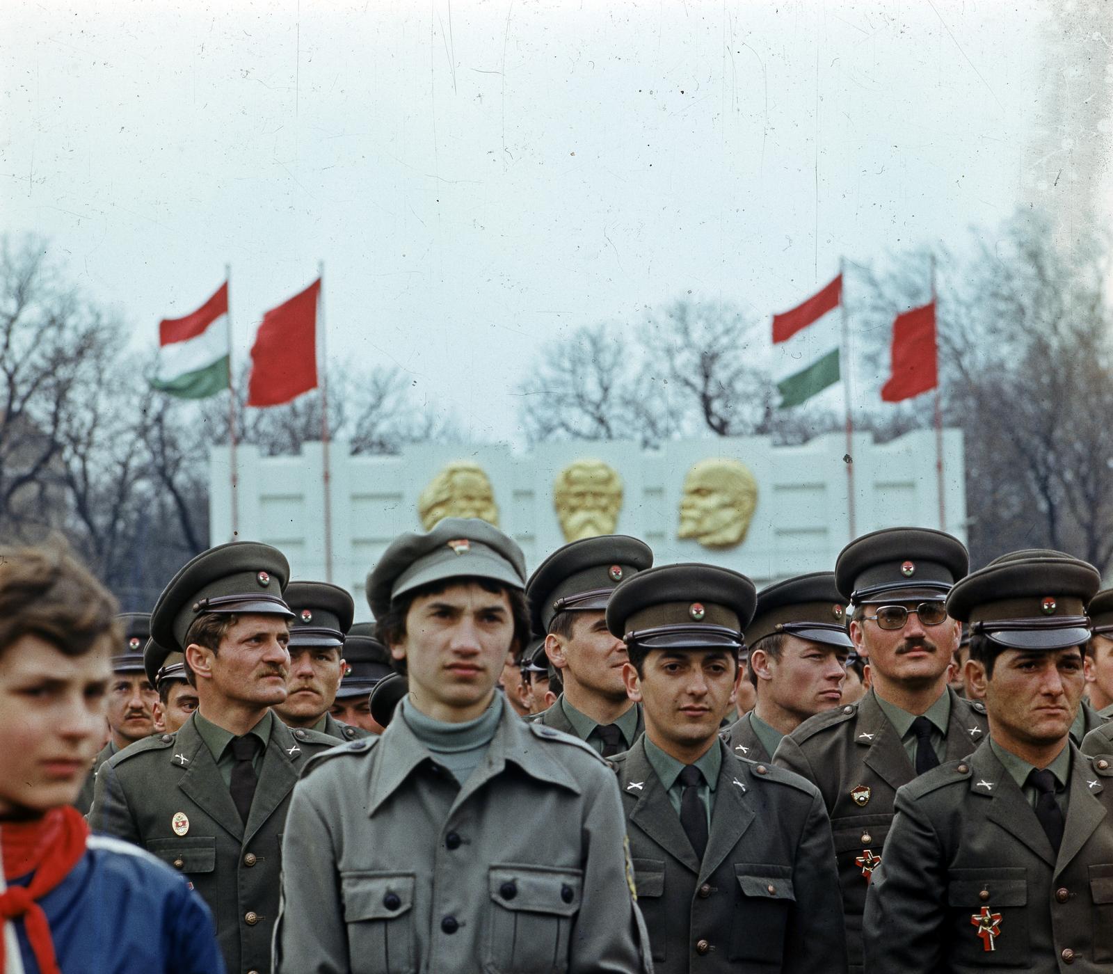 Magyarország, Budapest XIV., Ötvenhatosok tere (Felvonulási tér) a Városligeti (Gorkij) fasornál. A KISZ Forradalmi Ifjúsági Napok rendezvénye, április 4-i ünnepség., 1980, Hózer Benjamin, Budapest, Fortepan #295487