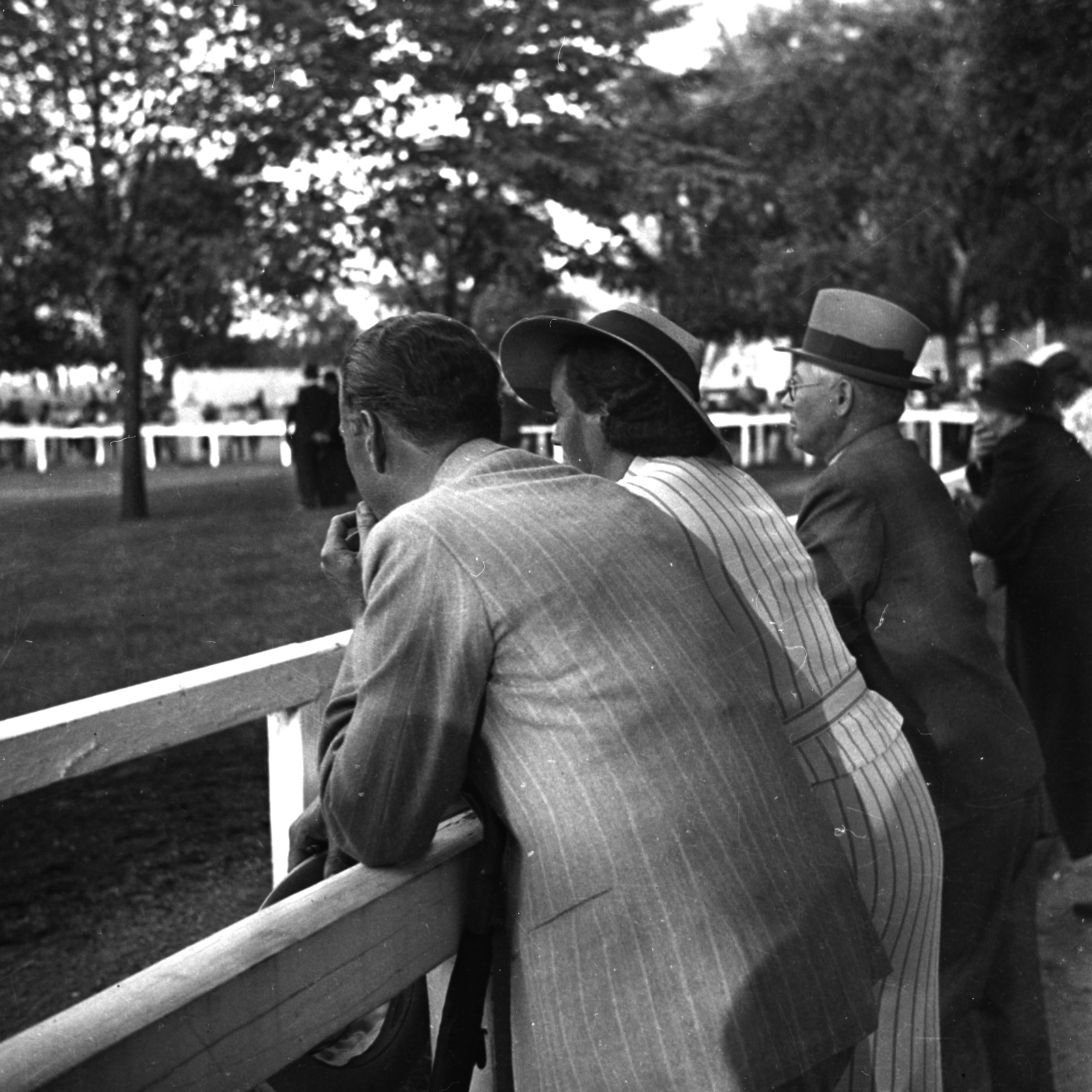 Hungary, Budapest X., Albertirsai út, Lóversenypálya, jártató., 1937, Kölcsey Ferenc Dunakeszi Városi Könyvtár / Petanovits fényképek, fun, horse race, Budapest, spectator, Fortepan #29550