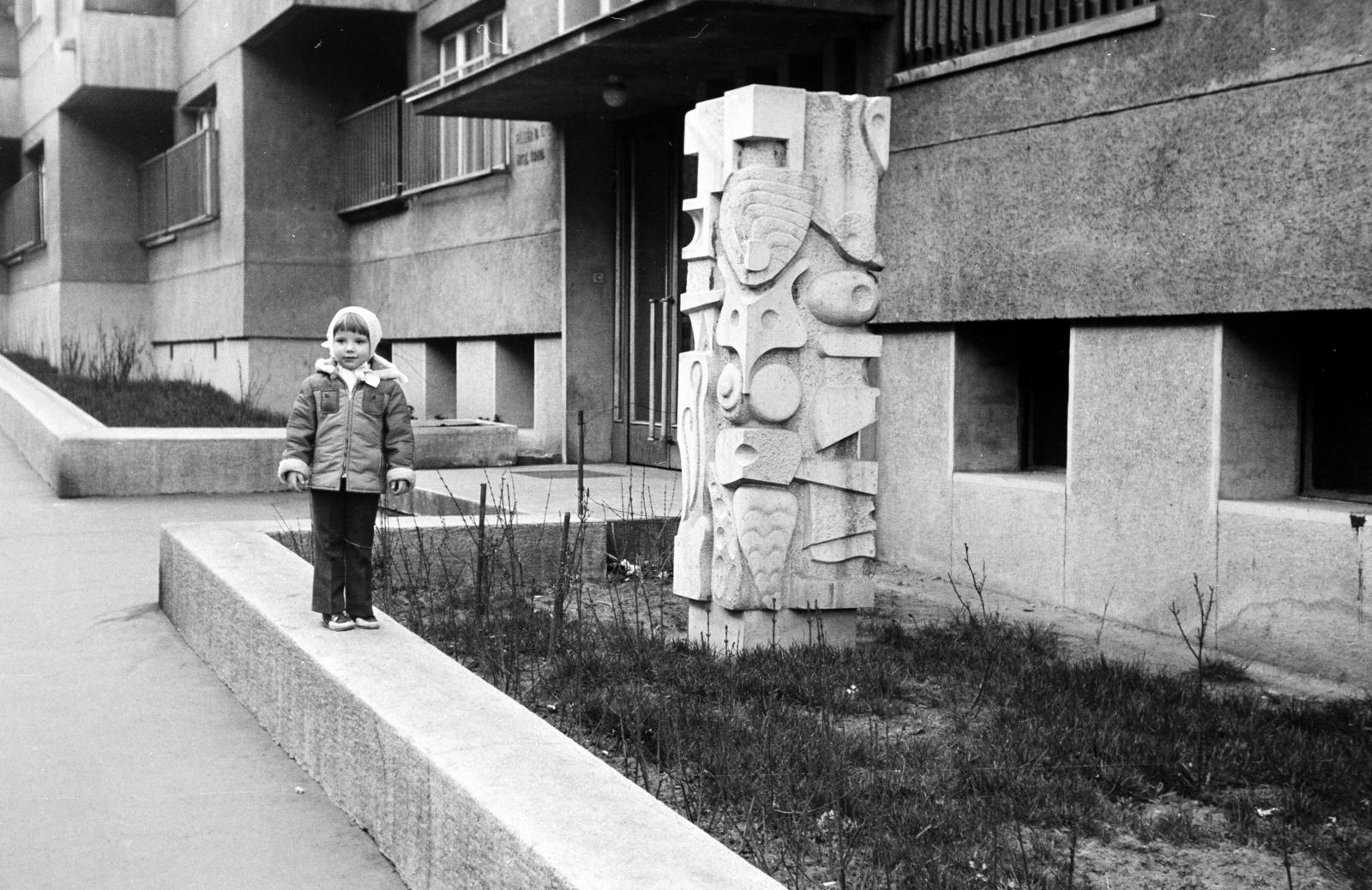 Magyarország, Budapest II., Fillér utca 13., a ház előtt Szőke Lajos szobrászművész mészkő térplasztikája (1970)., 1985, Karsai Kata, Budapest, Fortepan #295500