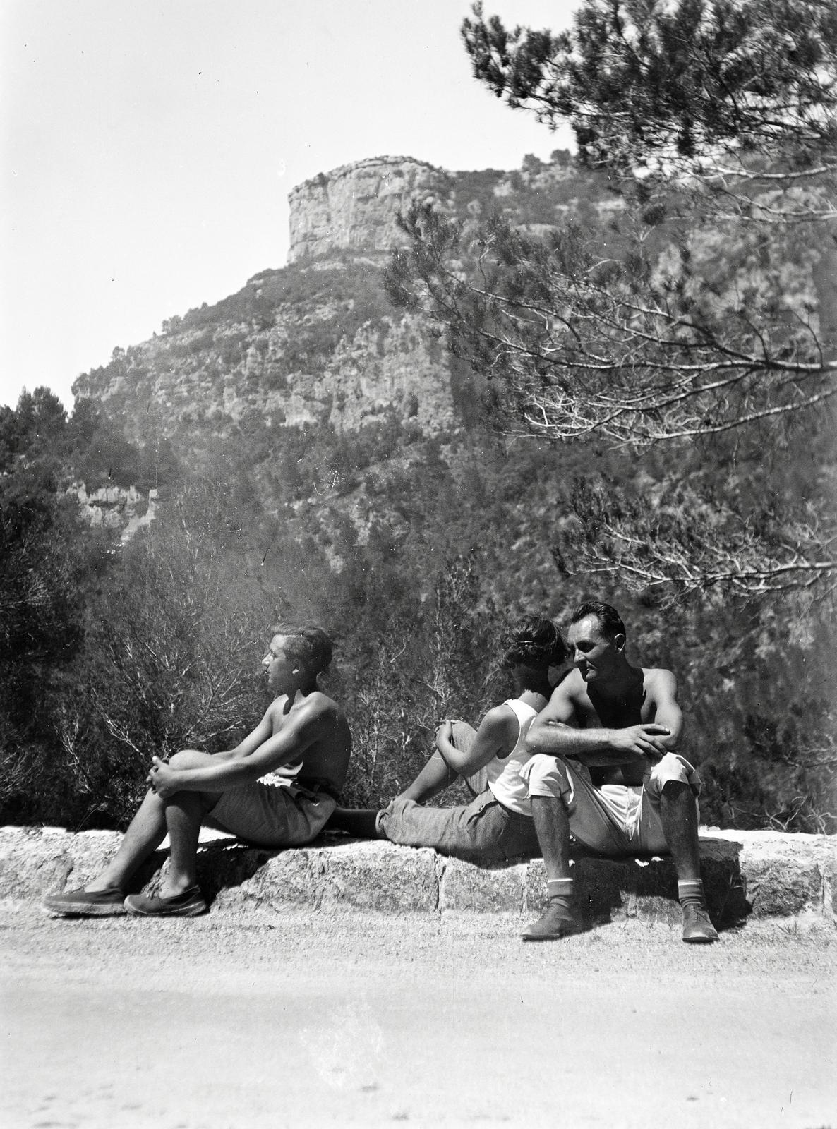 Franciaország, Malmont-hegység, Châteaudouble, Nartuby-szoros., 1934, Karsai Kata, falon ülni, napozás, Fortepan #295511