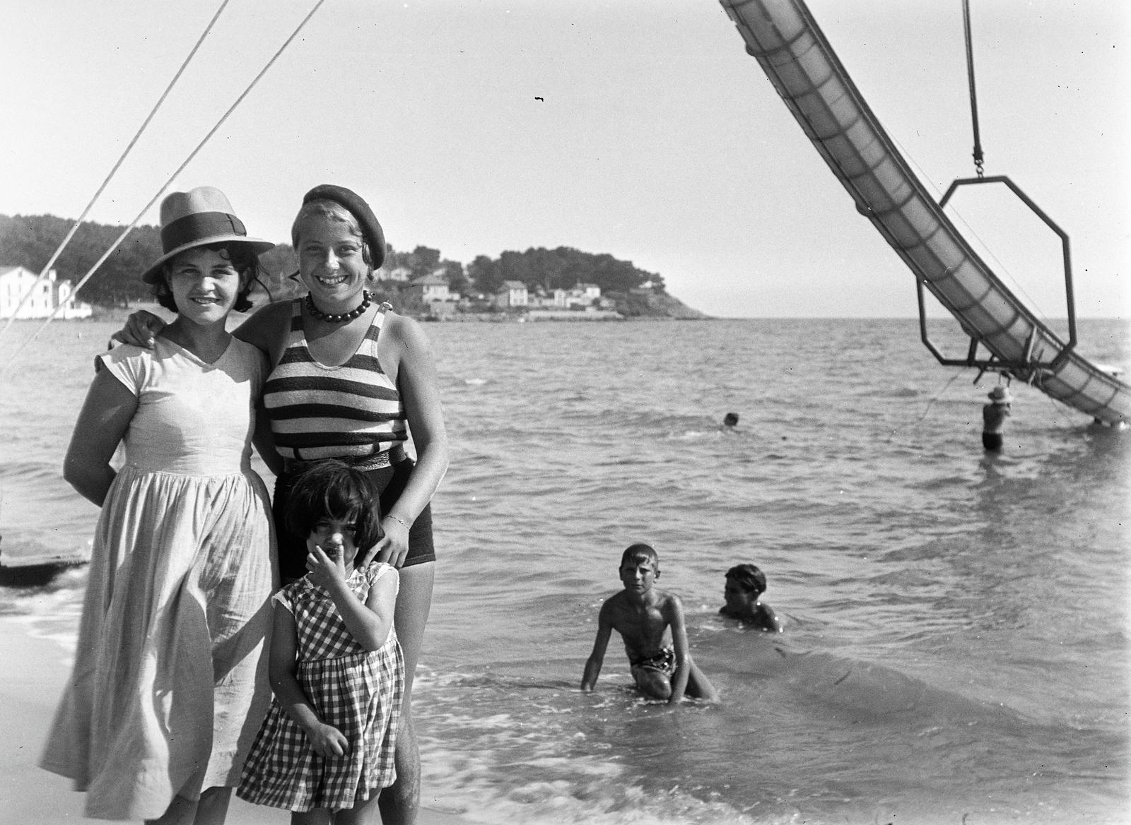 France, Plage de Mar-Vivo., 1934, Karsai Kata, smile, sea shore, girls, Fortepan #295517