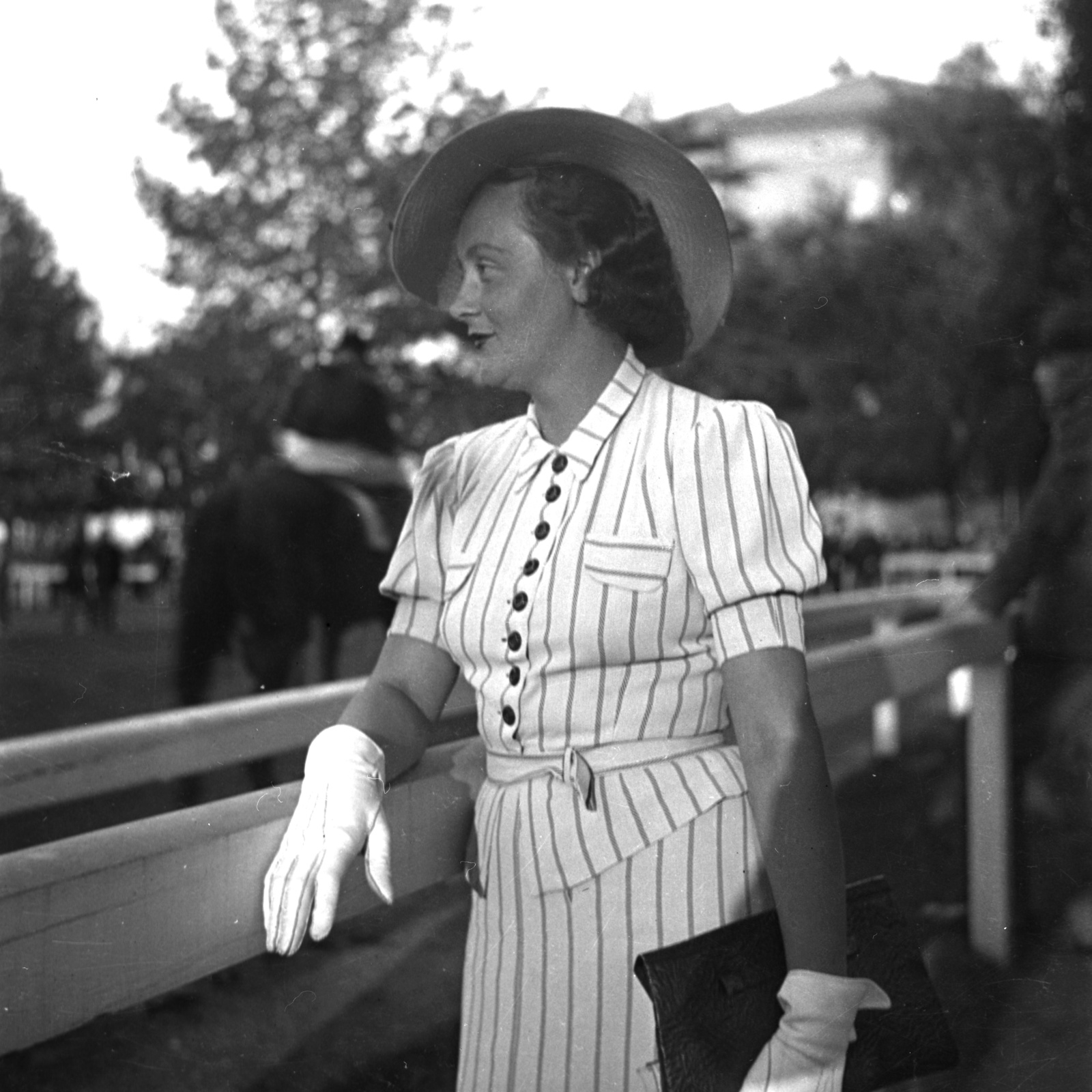 Hungary, Budapest X., Albertirsai út, Lóversenypálya, jártató., 1937, Kölcsey Ferenc Dunakeszi Városi Könyvtár / Petanovits fényképek, hat, gloves, horse race, lady, face profile, Budapest, Fortepan #29552