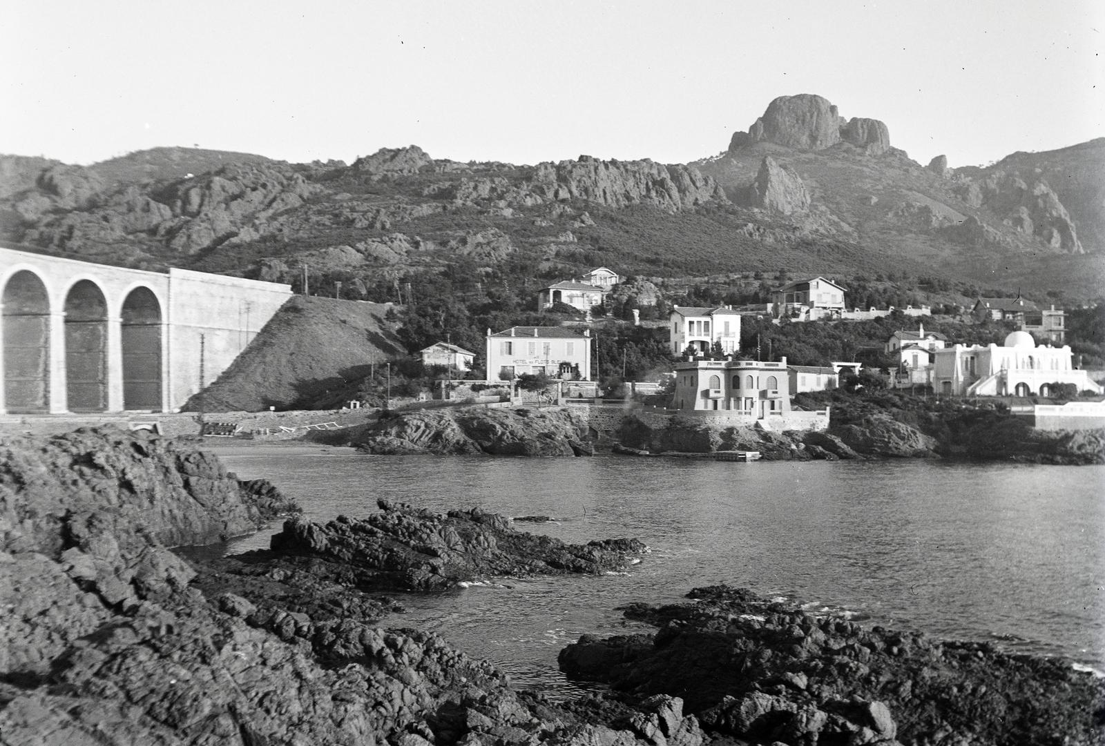 France, Saint-Raphaël, Calanque d'Anthéor öböl, balra a Viaduc d’Anthéor, háttérben az Esterel-hegység (Massif de l'Esterel)., 1934, Karsai Kata, rock, building, hillside, Fortepan #295521