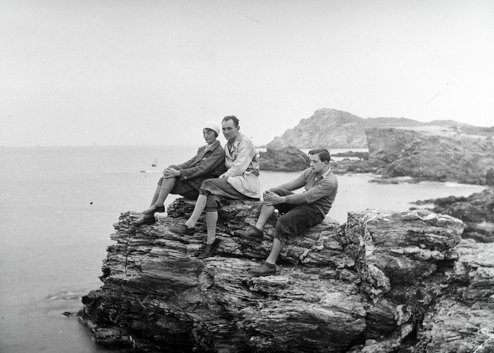 1934, Karsai Kata, sitting on a rock, Fortepan #295532