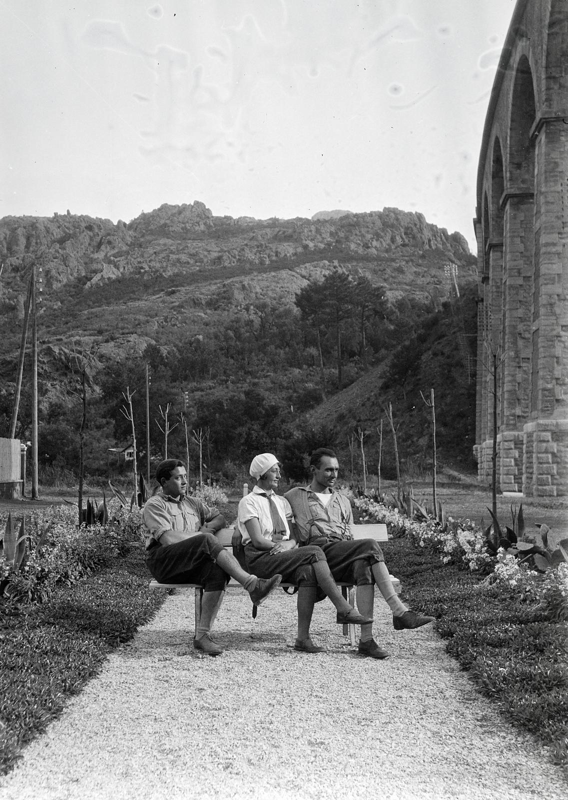 Franciaország, Saint-Raphaël, park a Viaduc d’Anthéor mellett, háttérben az Esterel-hegység (Massif de l'Esterel)., 1934, Karsai Kata, Fortepan #295533