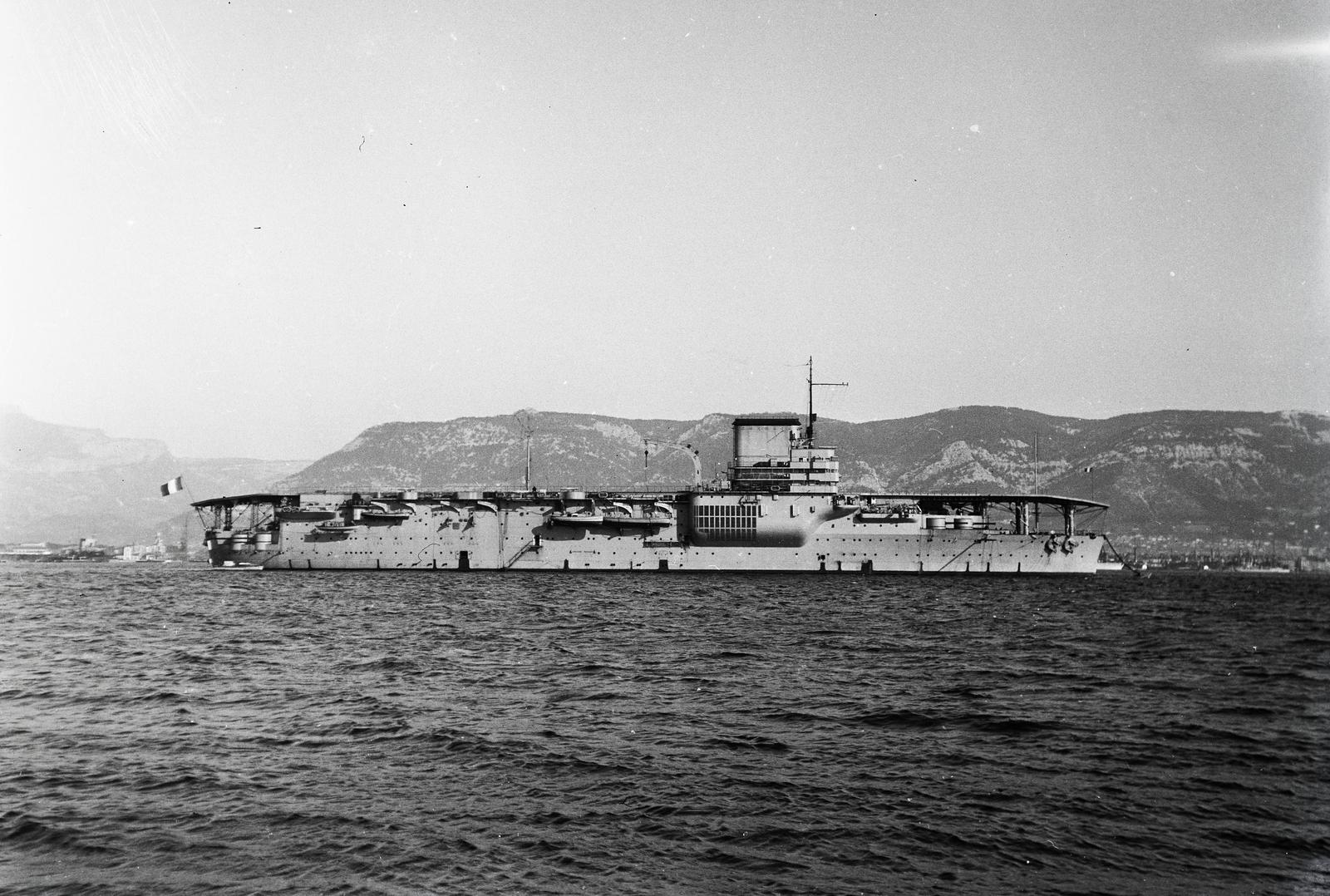 Franciaország, Toulon, a Béarn repülőgép-hordozó az öböl bejáratánál., 1934, Karsai Kata, francia gyártmány, hadihajó, Fortepan #295547