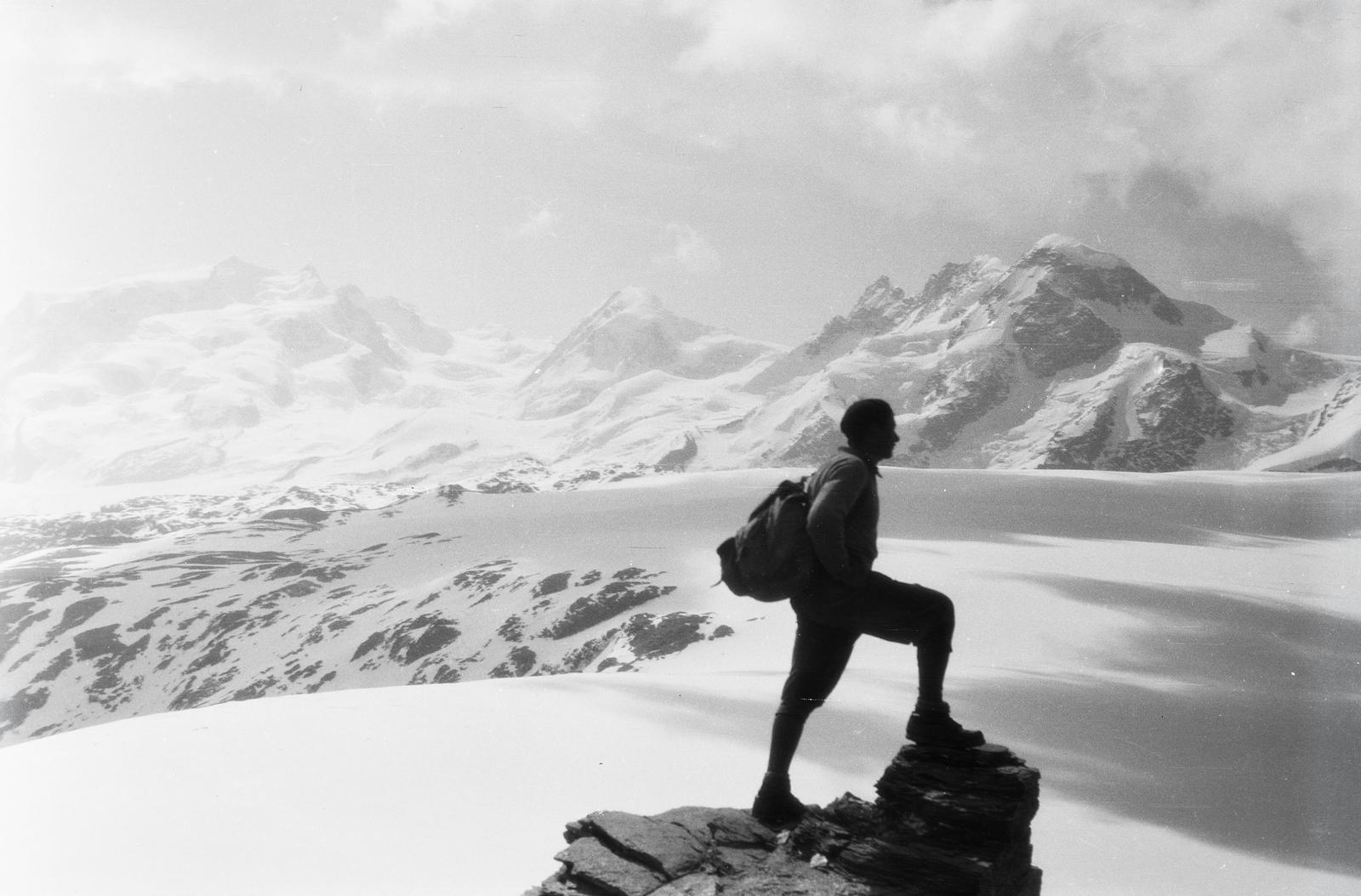 Italy,Switzerland, Pennine Alps, Theodul-hágó, háttérben a Breithorn északi oldala., 1934, Karsai Kata, snowy landscape, tourist, Fortepan #295557