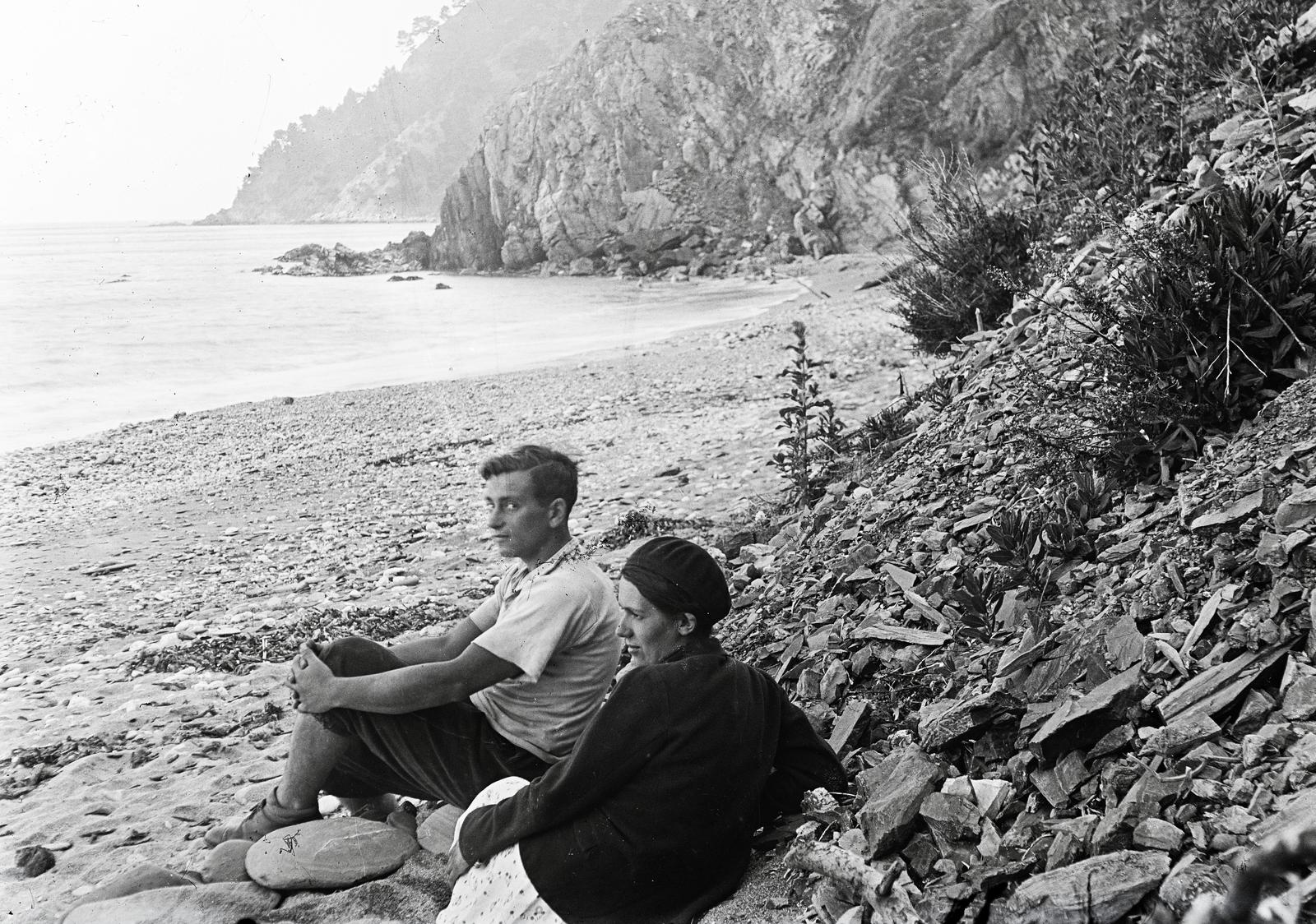Franciaország, La Seyne-sur-Mer, Plage du Saint-Selon., 1934, Karsai Kata, Best of, pihenés, hegyoldal, tengerpart, szikla, Fortepan #295576