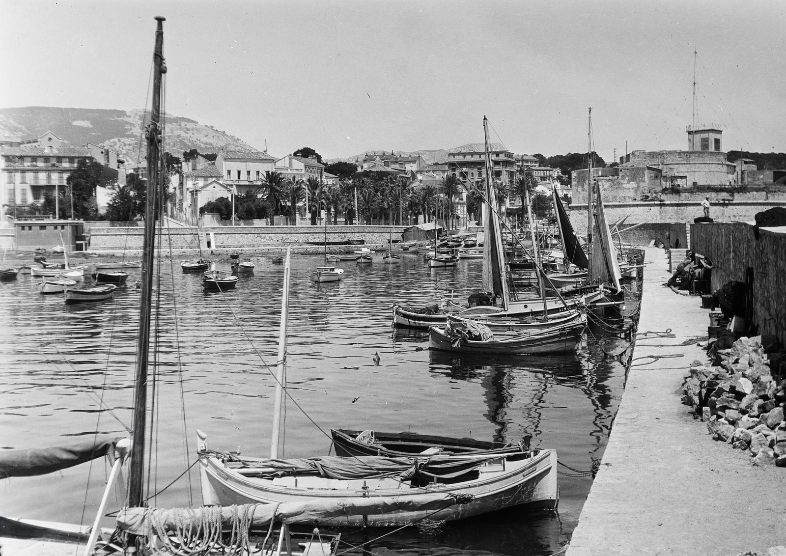 France, Toulon, Port Saint-Louis du Mourillon., 1934, Karsai Kata, boat dock, Fortepan #295582