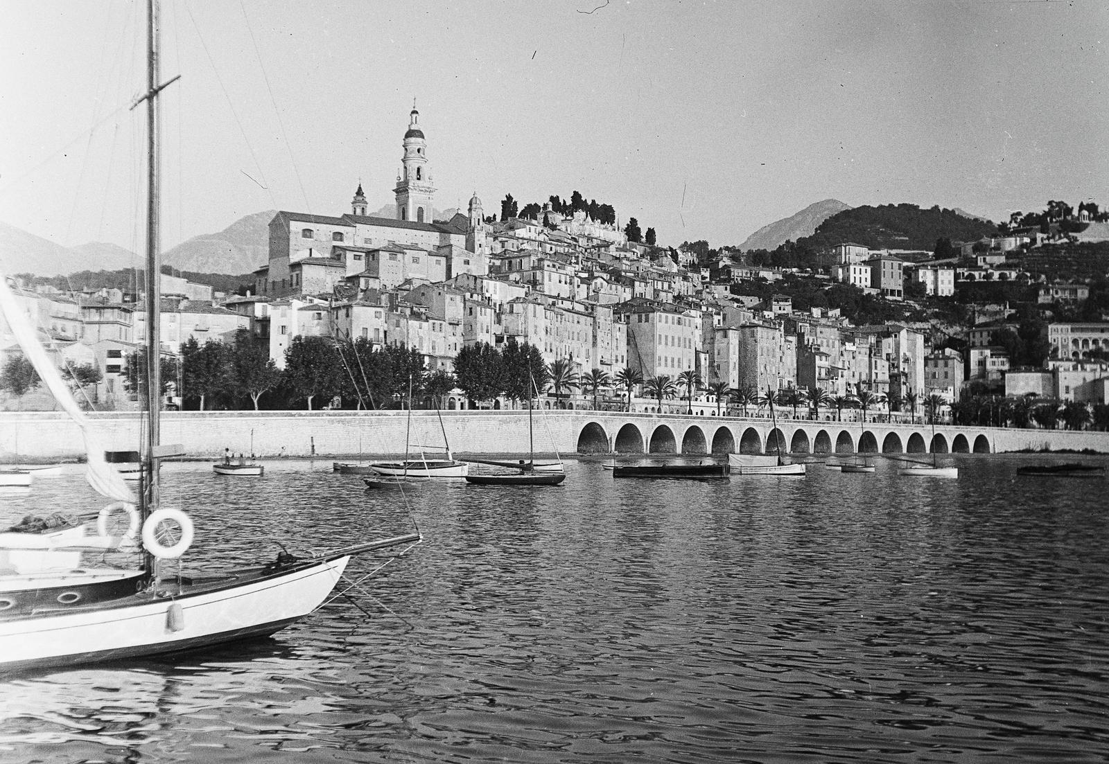 Franciaország, Menton, a kikötő és az óváros látképe a Quai Napoléon III felől. Balra fent a Szent Mihály arkangyal-bazilika (Basilique Saint Michel Archange)., 1934, Karsai Kata, Fortepan #295585