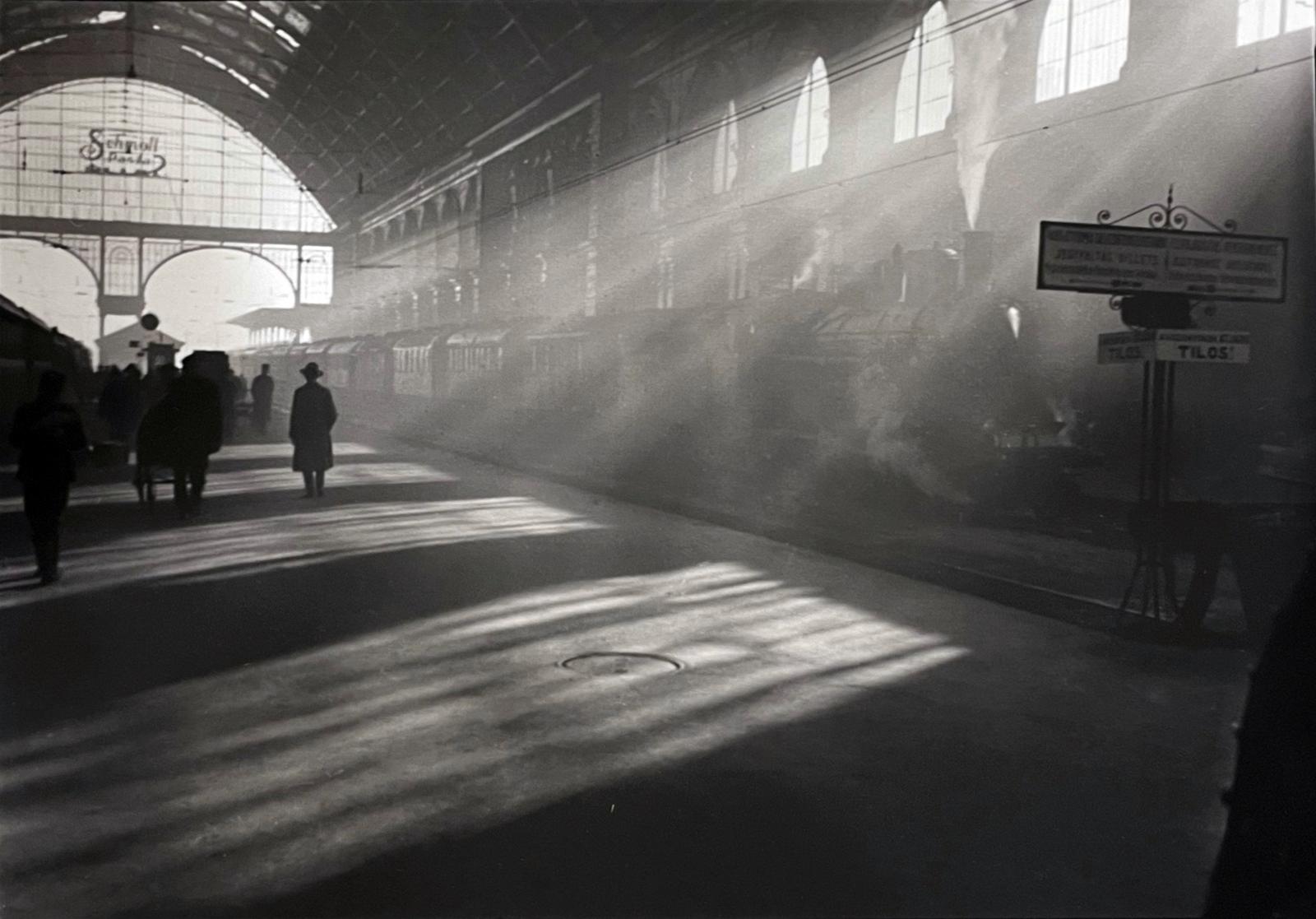 Magyarország, Budapest VIII., Keleti pályaudvar, Csarnok., 1933, Kinszki Imre, vasútállomás, fény-árnyék, gőzmozdony, Budapest, Fortepan #295604