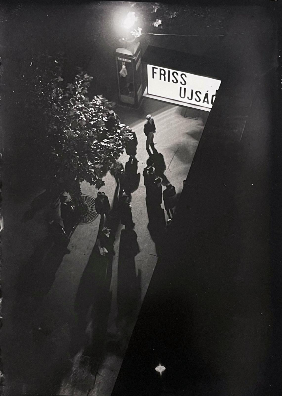 Hungary, Budapest VI., Nagymező utca, a felvétel a 3-as számú háznál készült. A Friss Újságra várakozók a lap kiadóhivatala előtt., 1932, Kinszki Imre, Best of, plan view, waiting, street lamp, night, Friss Újság, Budapest, Fortepan #295606