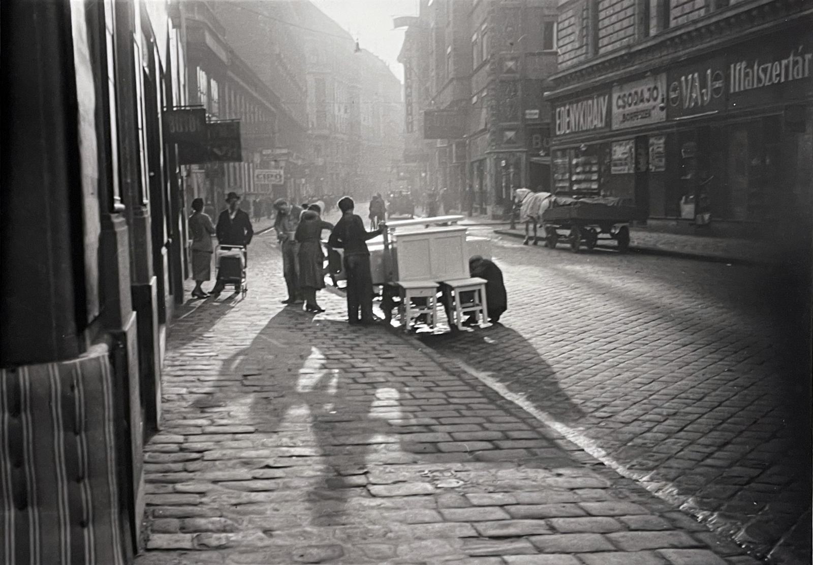 Magyarország, Budapest VII., Dohány utca, a Klauzál utca kereszteződés után a Nyár utca - Nagy Diófa utca közötti házsor látható., 1938, Kinszki Imre, Budapest, Fortepan #295609