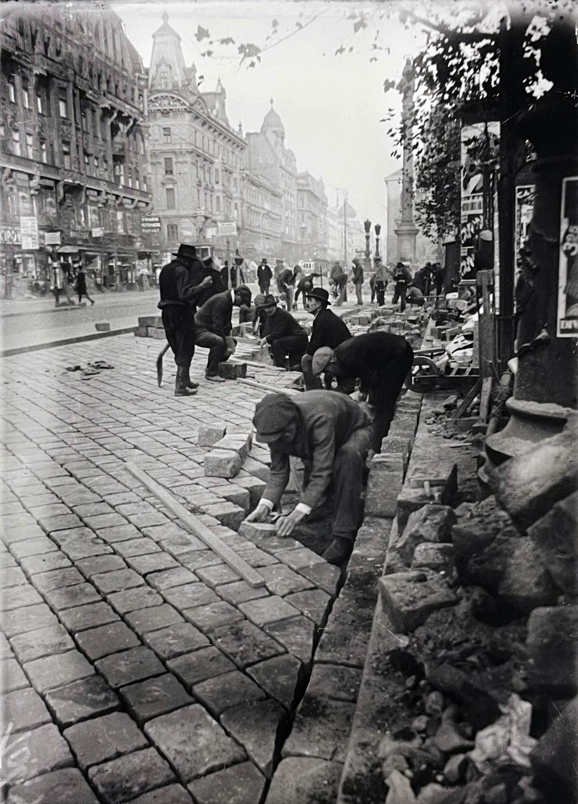Magyarország, Budapest VII.,Budapest VIII., Rákóczi út, útburkolók dolgoznak a Vas utca- Gyulai Pál utca közötti szakaszon. Szemben a Rókus-kápolna előtt álló Maria Immaculata szobor látható., 1938, Kinszki Imre, Best of, útépítés, nagykockakő, Budapest, Fortepan #295610