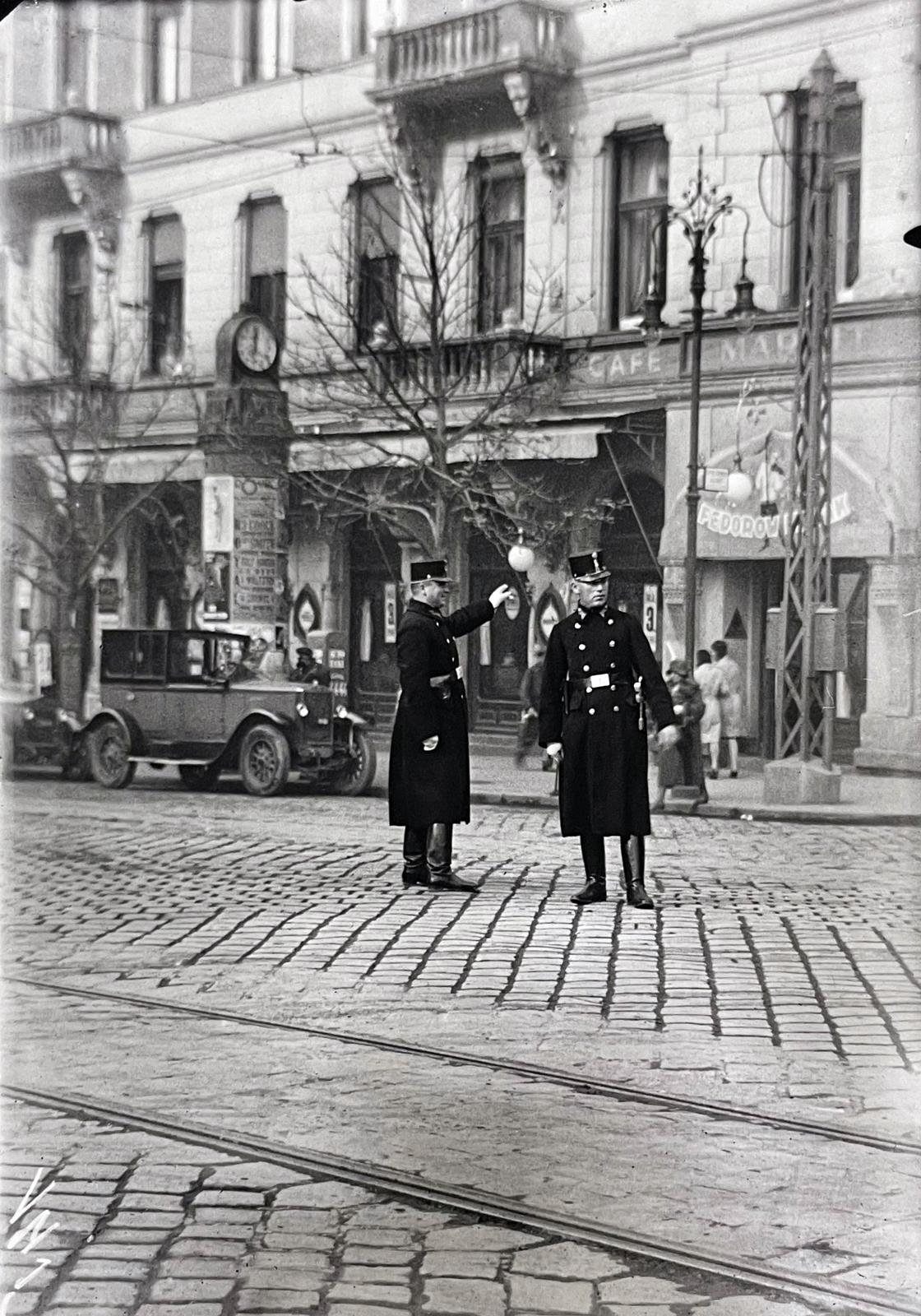 Magyarország, Budapest II., Margit körút a Margit híd budai hídfőjénél, háttérben az 1-es számú ház., 1932, Kinszki Imre, rendőr, köztéri óra, automobil, Budapest, Fortepan #295614