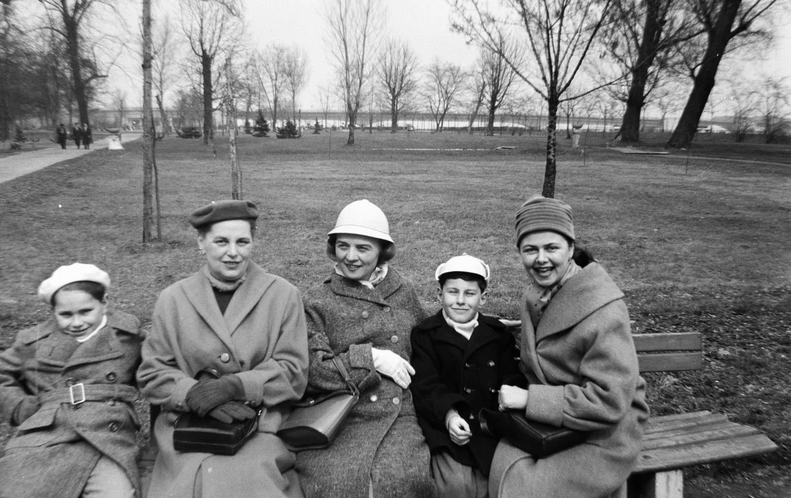 Hungary, Margit Islands, Budapest, háttérben balra az Árpád híd., 1961, Korda, family, hat, coat, bench, Fortepan #295620