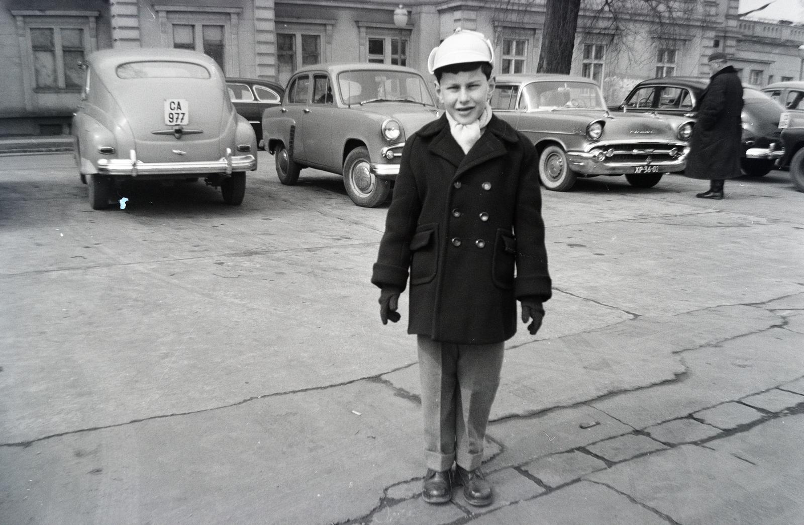 Magyarország, Margitsziget, Budapest, a felvétel a Margitszigeti Nagyszálló parkolójában készült., 1959, Korda, amerikai gyártmány, Chevrolet-márka, Chevrolet Bel Air, rendszám, kamasz, dupla soros kabát, Fortepan #295621